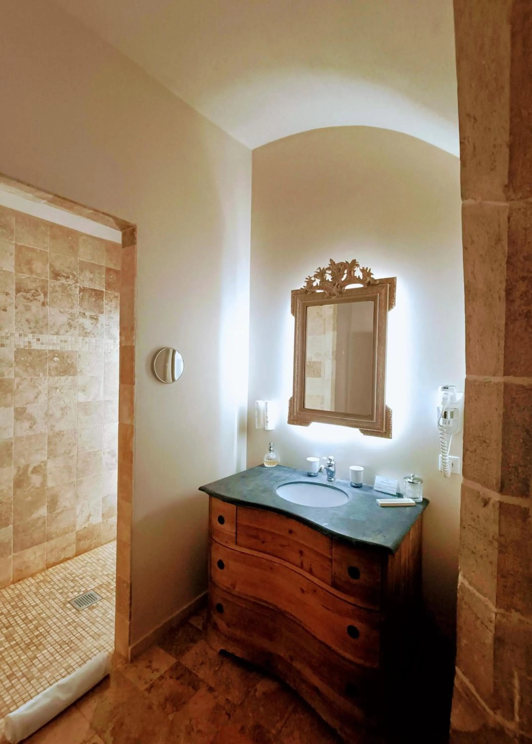 Toilet in Les Chambres De La Renaissance