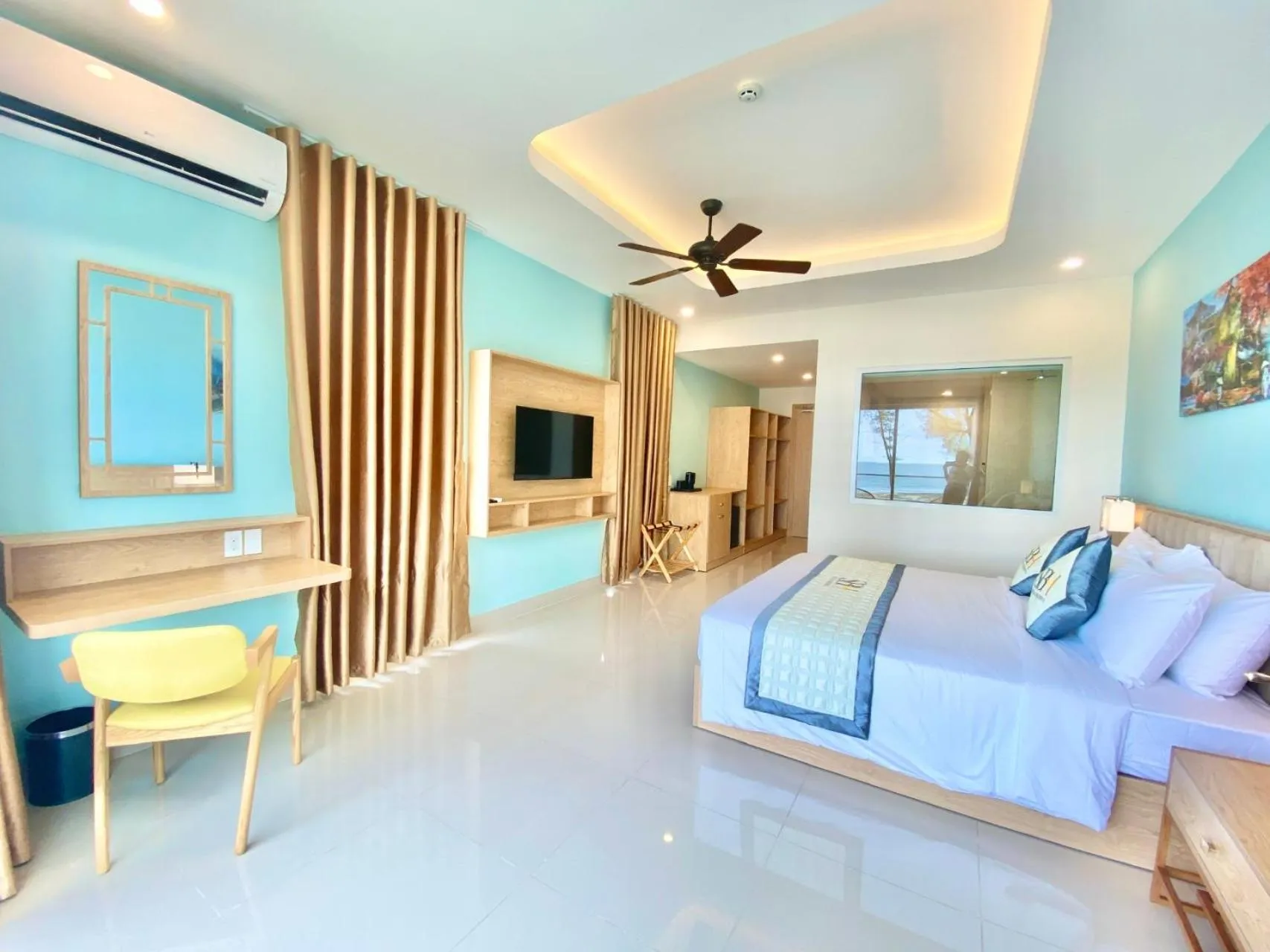 Photo of the whole room, Bed in SBH Gloria Hue