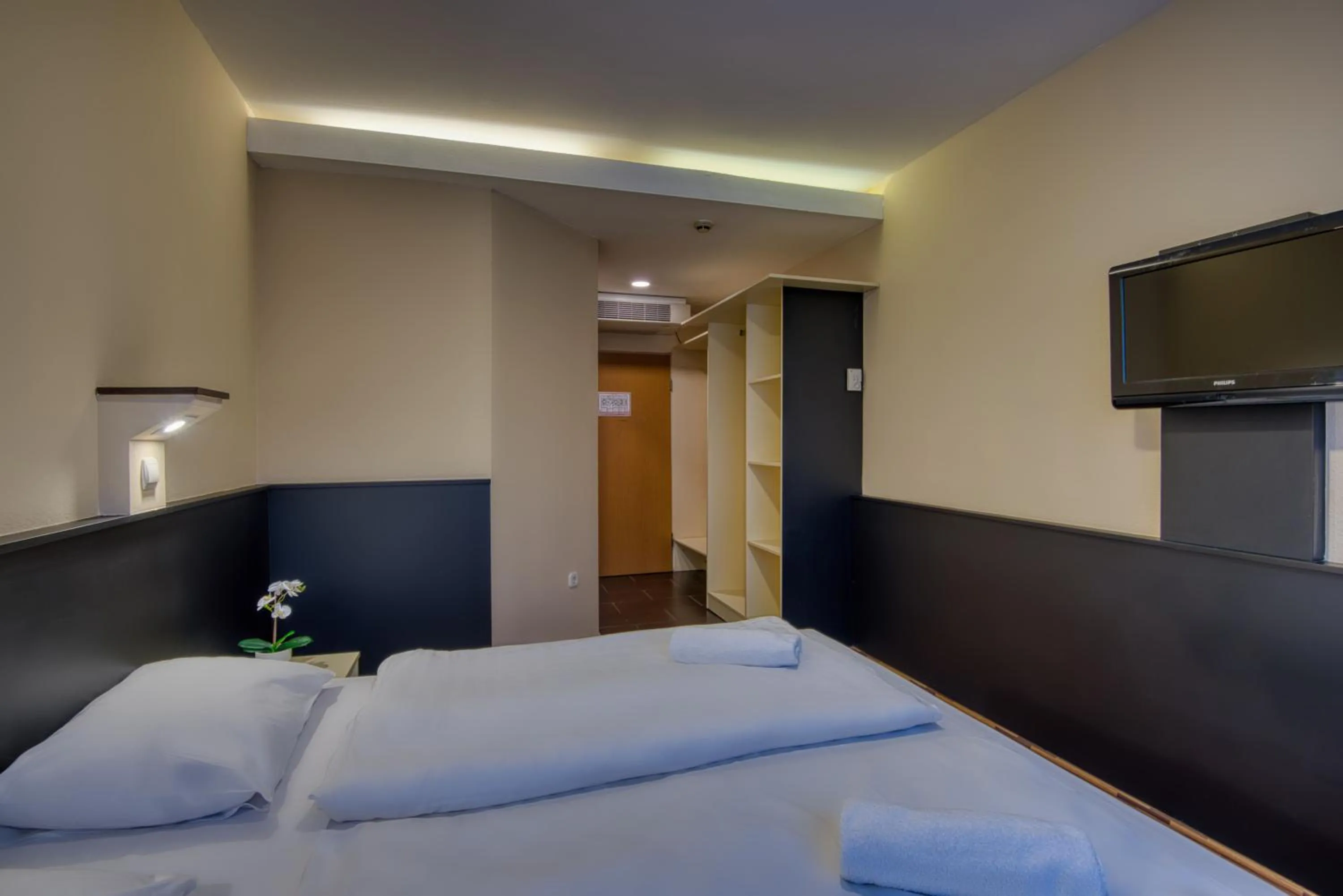 Bedroom, Bed in City Budget Hotel