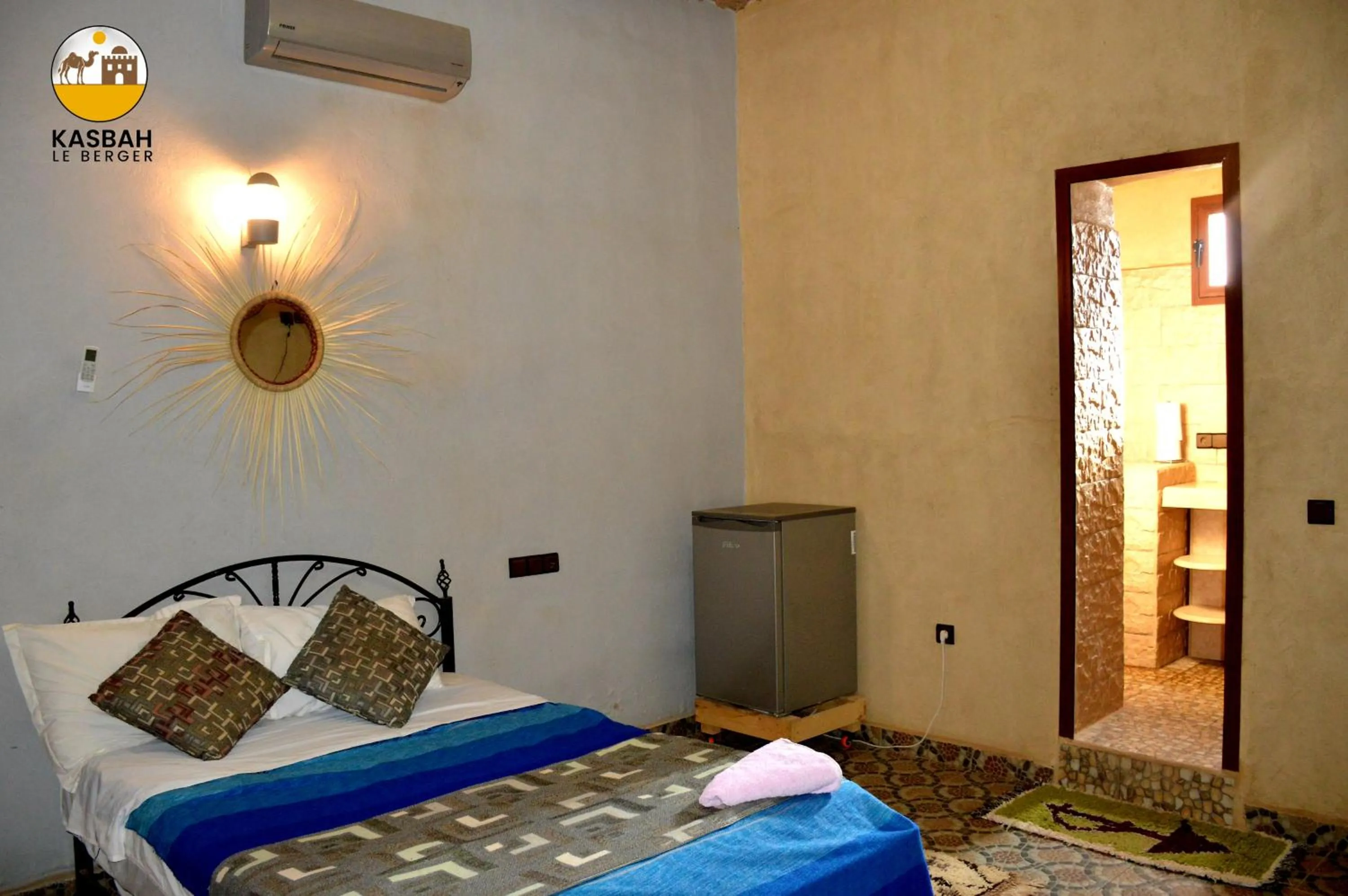 Shower, Bed in Kasbah Du Berger & Piscine