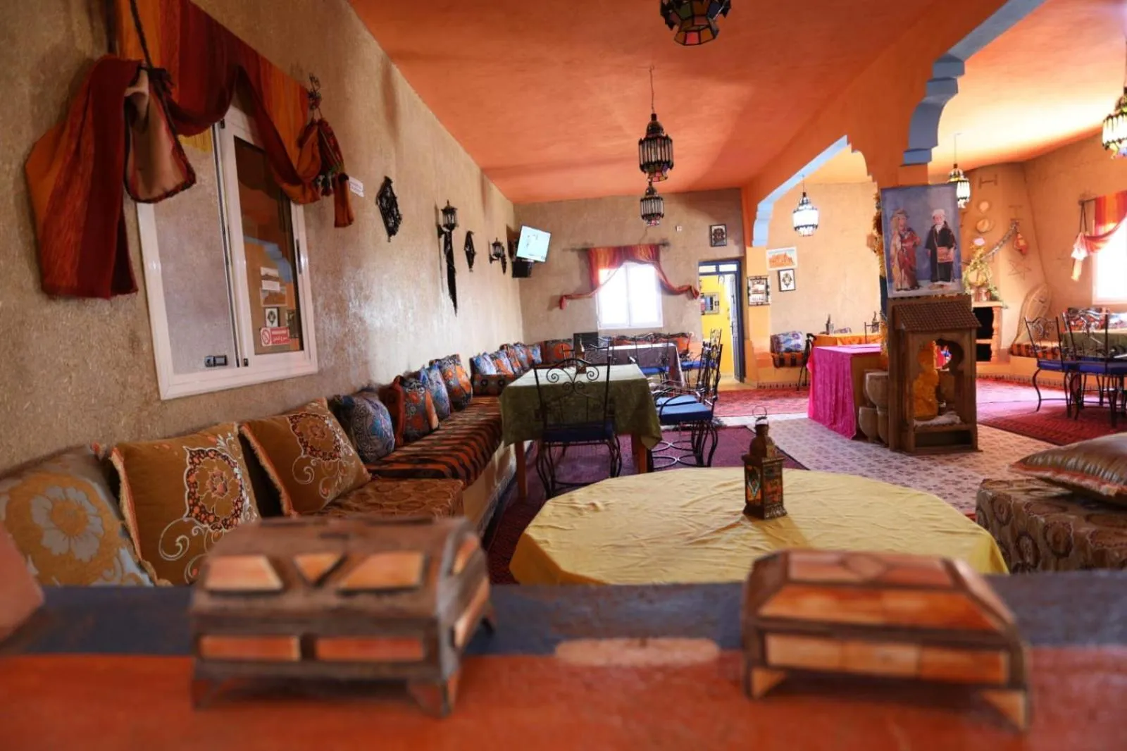 Communal lounge/ TV room in Kasbah Du Berger & Piscine
