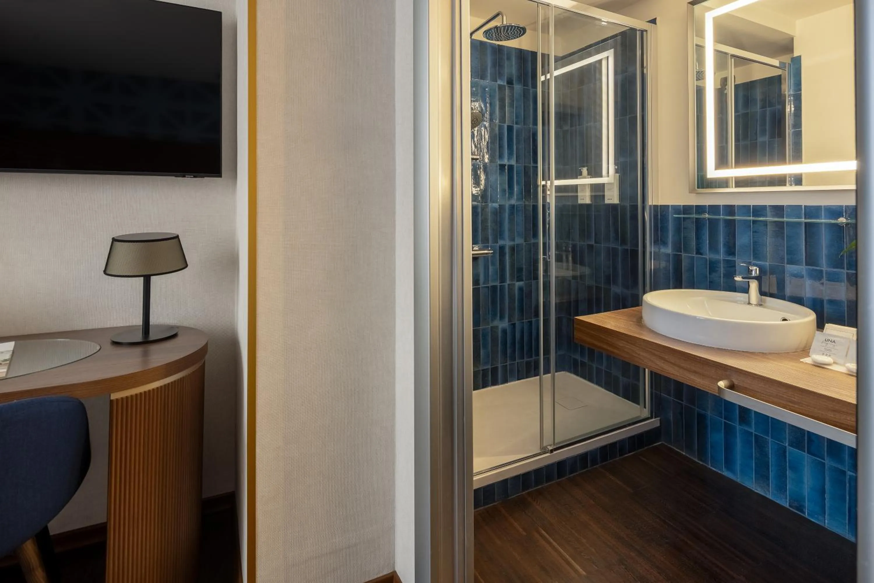 Shower in Hotel Art by the Spanish Steps UNA Esperienze