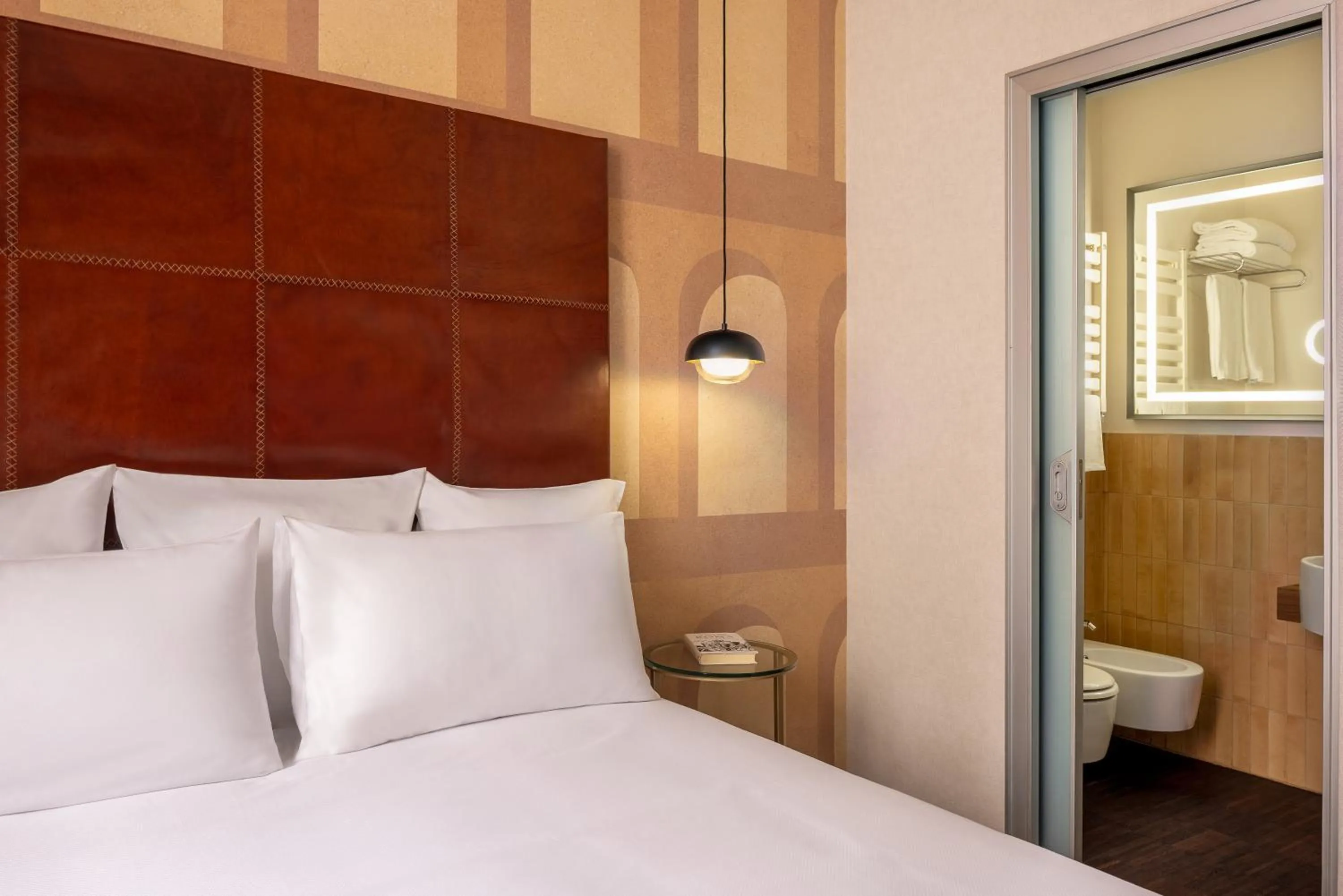 Bed in Hotel Art by the Spanish Steps UNA Esperienze