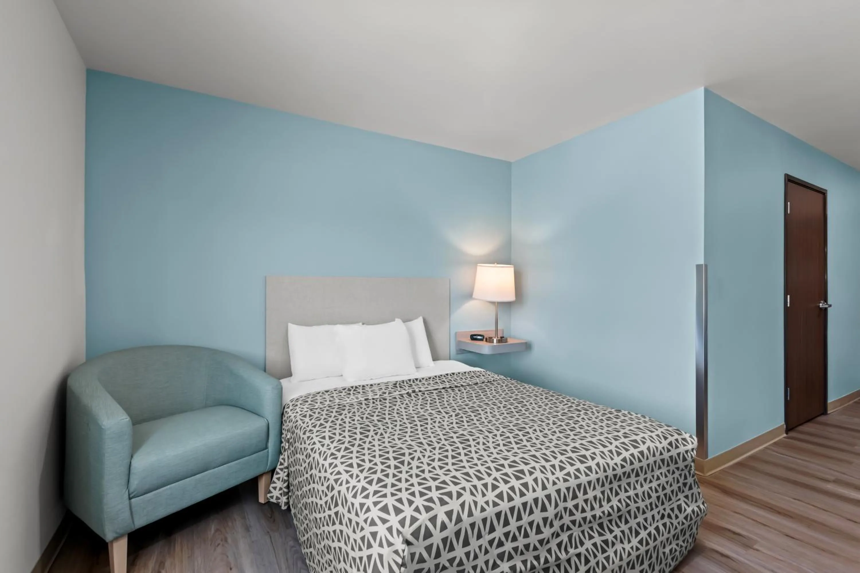 Bedroom, Bed in WoodSpring Suites Coralville Iowa City
