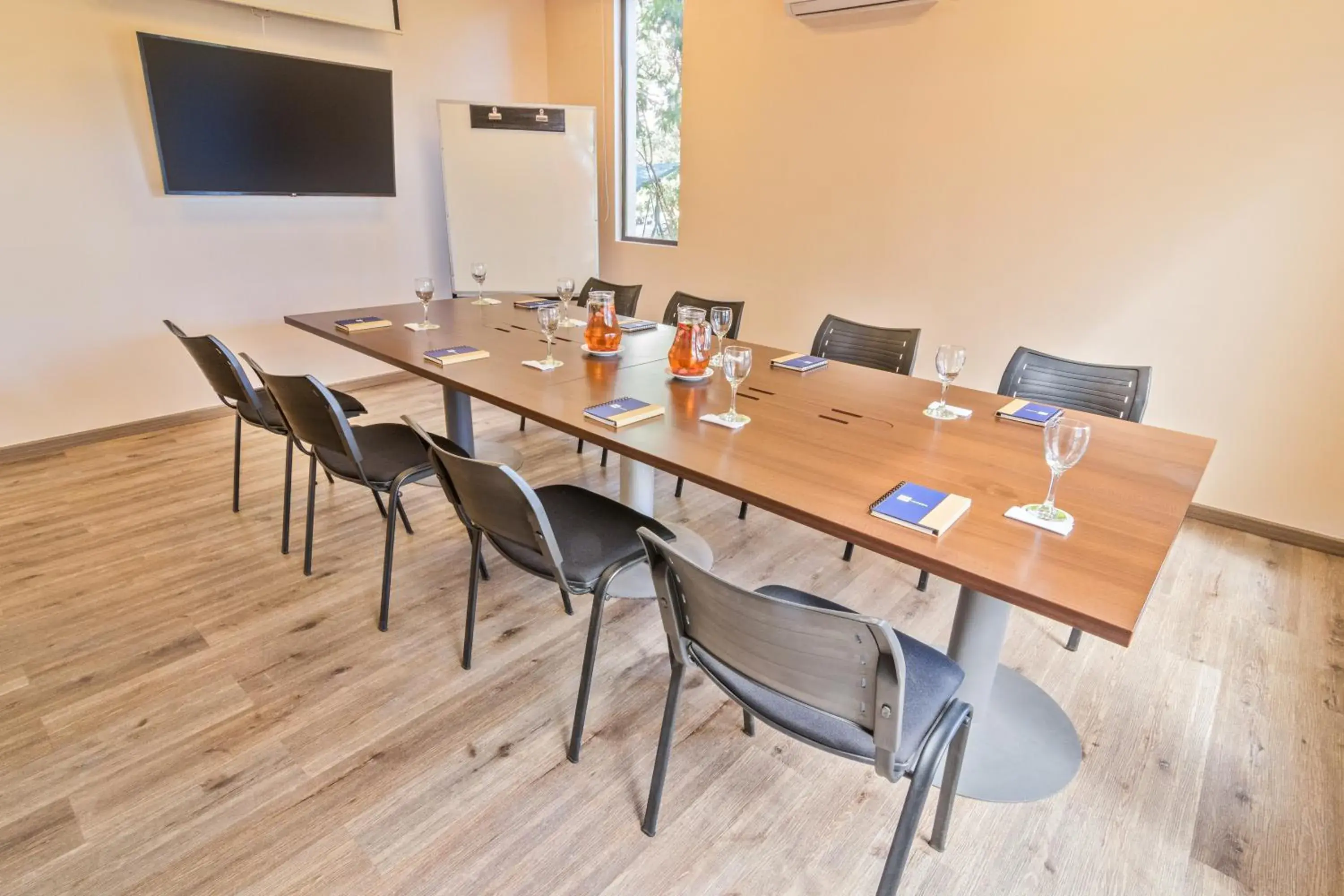 Meeting/conference room in Geotel Calama Meeting/conference room in Geotel Calama