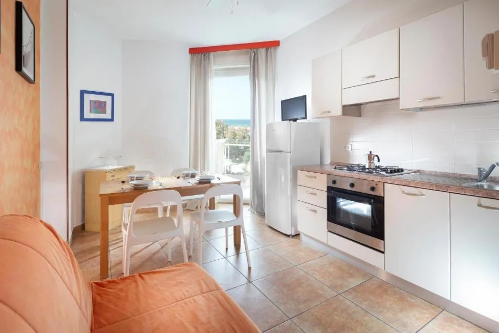 Kitchen or kitchenette in SoleMare Hotel e Residence