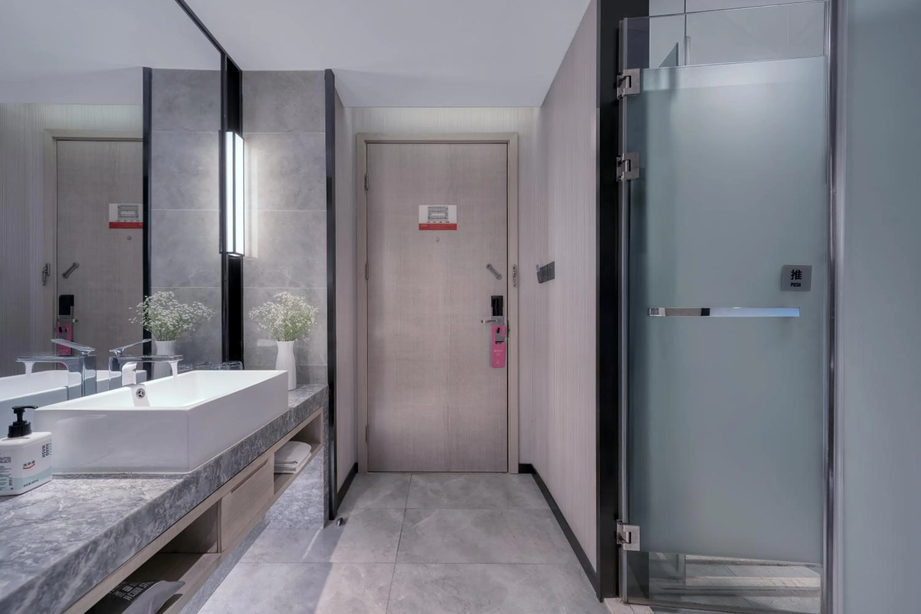Shower in Echarm International Hotel Pazhou Convention and Exhibition Center Nanzhou Metro Station Branch - Free Shuttle Bus to Canton Fair Complex During Canton Fair Period