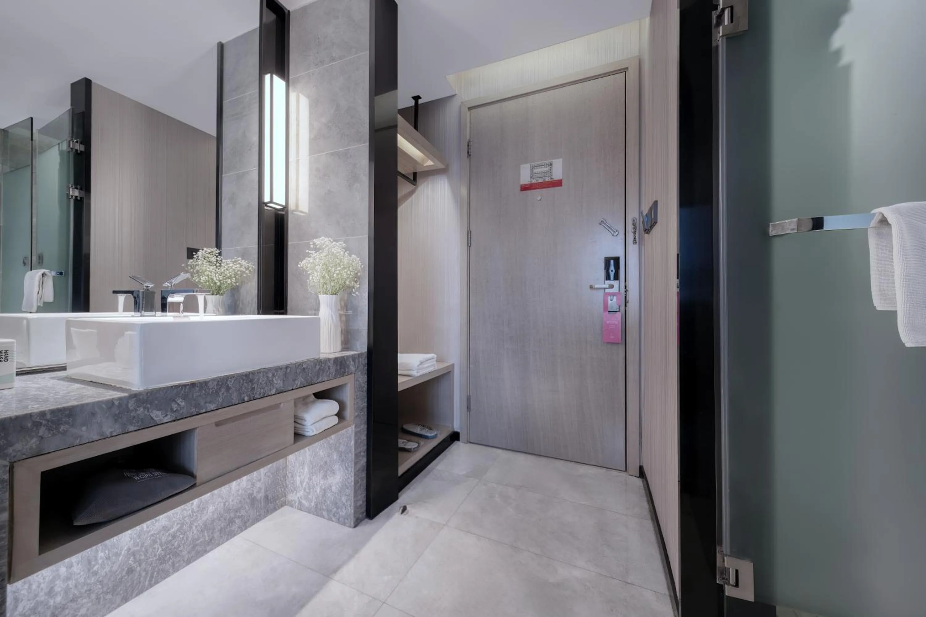 Shower in Echarm International Hotel Pazhou Convention and Exhibition Center Nanzhou Metro Station Branch - Free Shuttle Bus to Canton Fair Complex During Canton Fair Period