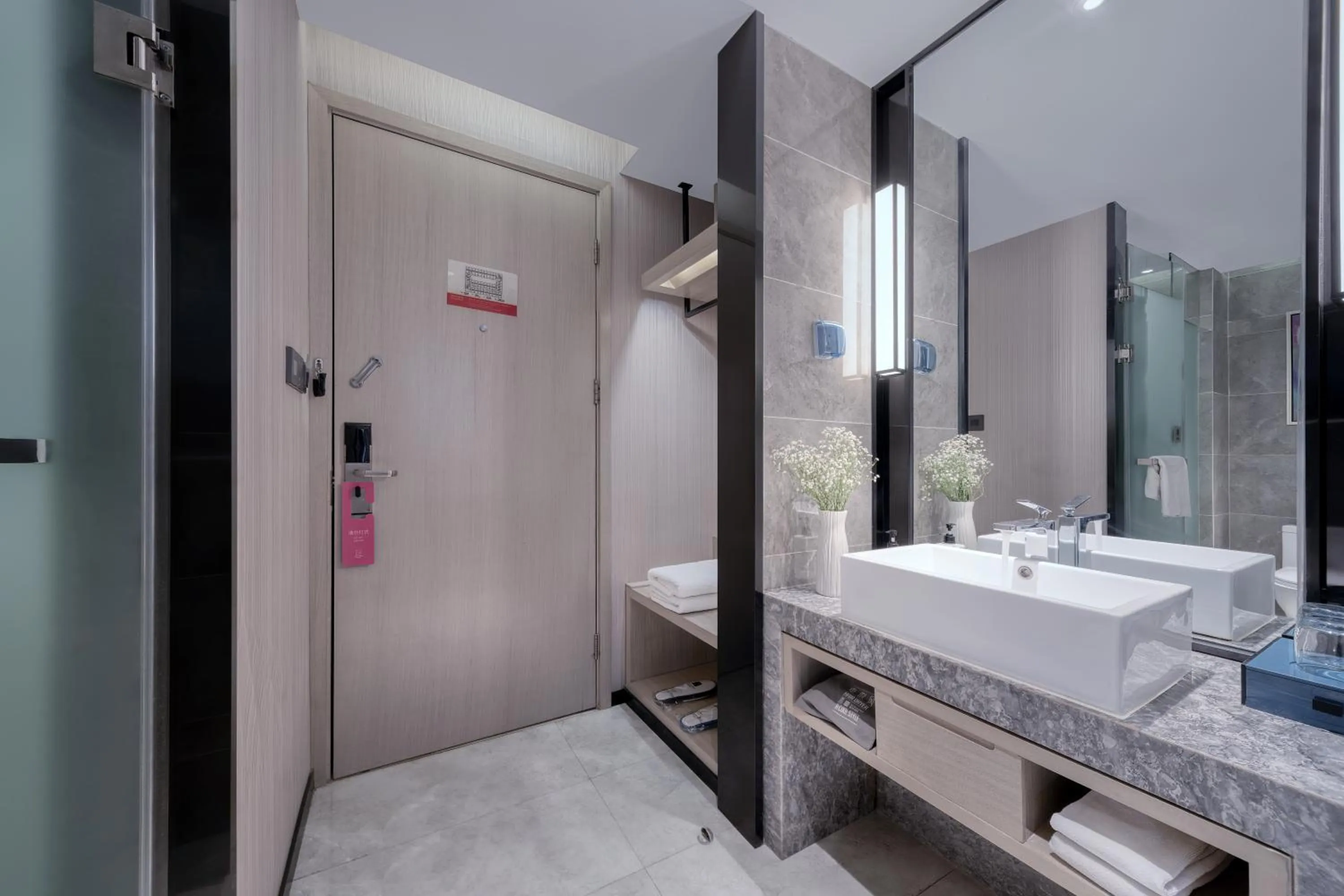 Shower in Echarm International Hotel Pazhou Convention and Exhibition Center Nanzhou Metro Station Branch - Free Shuttle Bus to Canton Fair Complex During Canton Fair Period