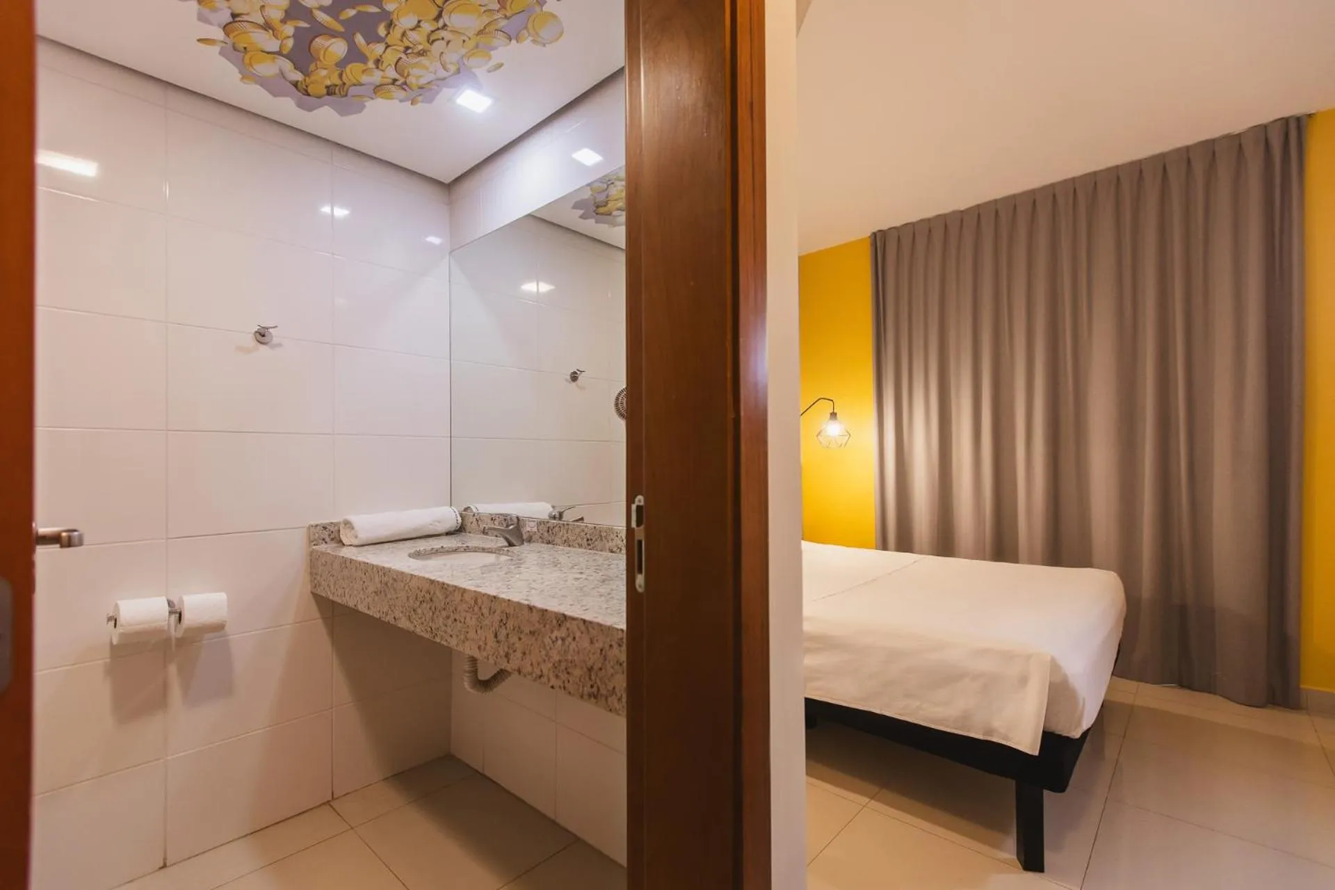 Shower, Bed in Hotel Euro Suite São Jose do Rio Preto by Nacional Inn