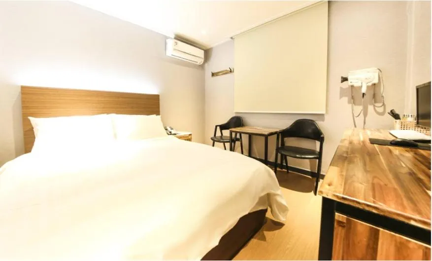 Bedroom, Bed in illuwa M