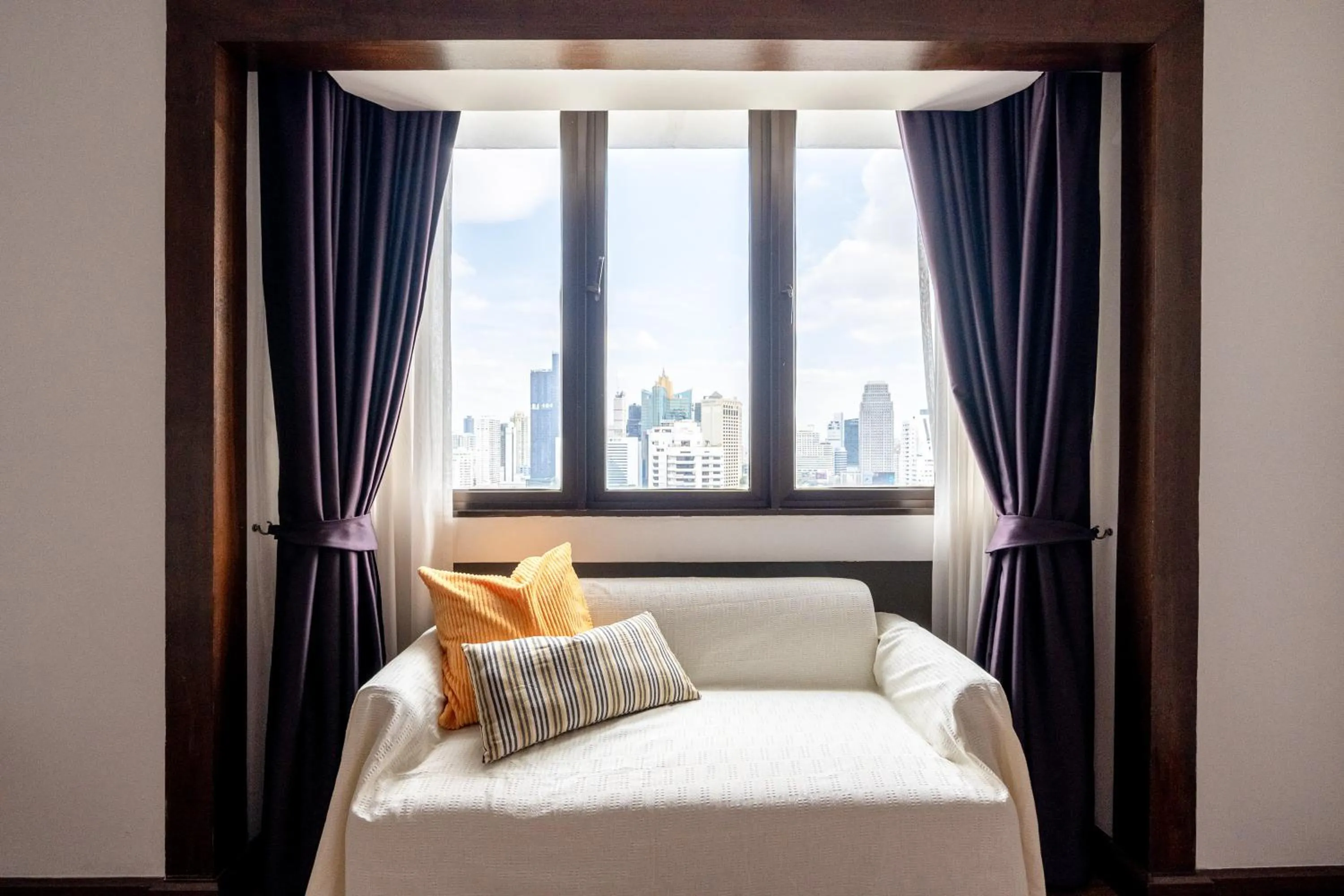 One-Bedroom Apartment with City View in Artichoke Suite Sukhumvit, Nana BTS