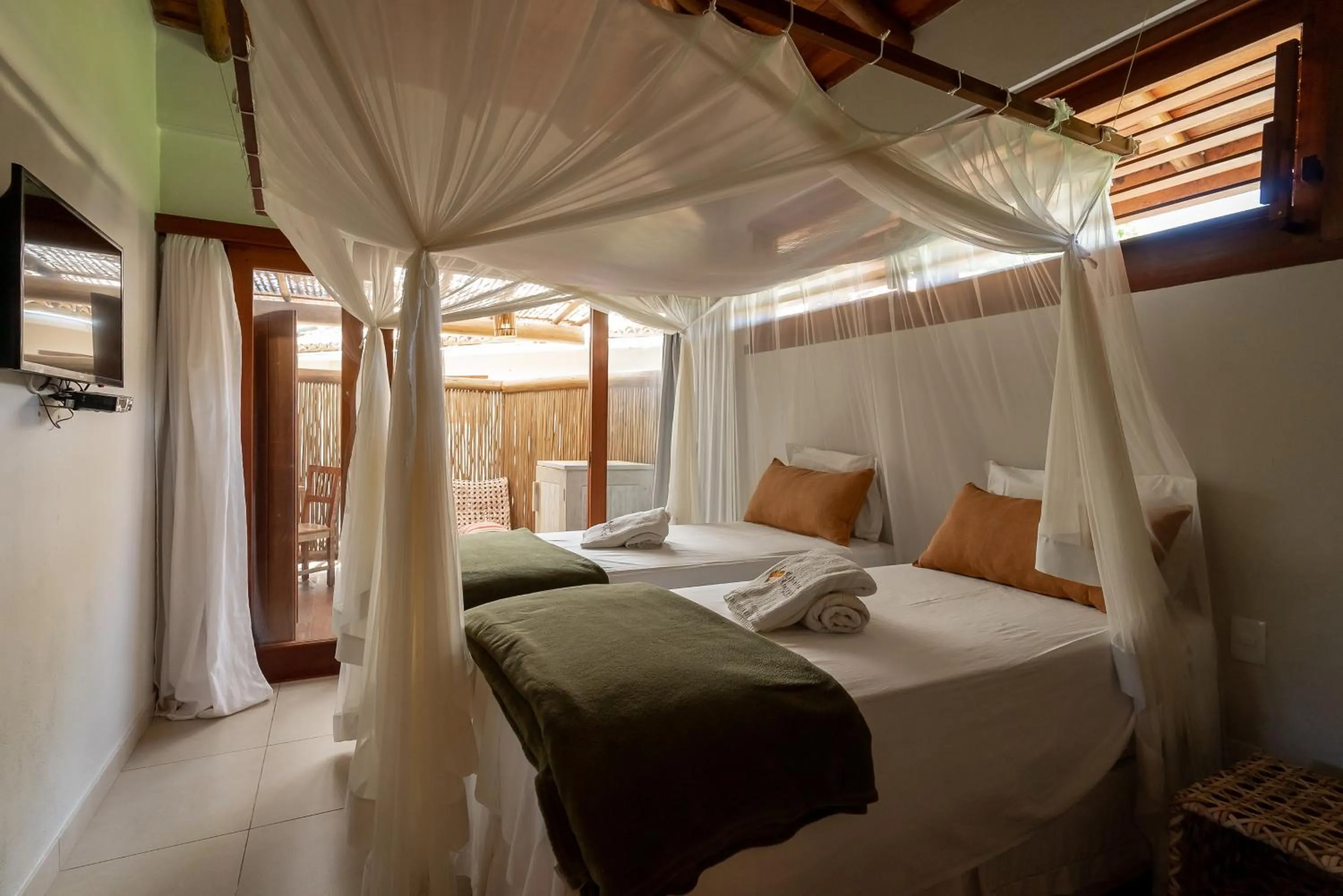 Photo of the whole room, Bed in Pousada Cajueiro Trancoso