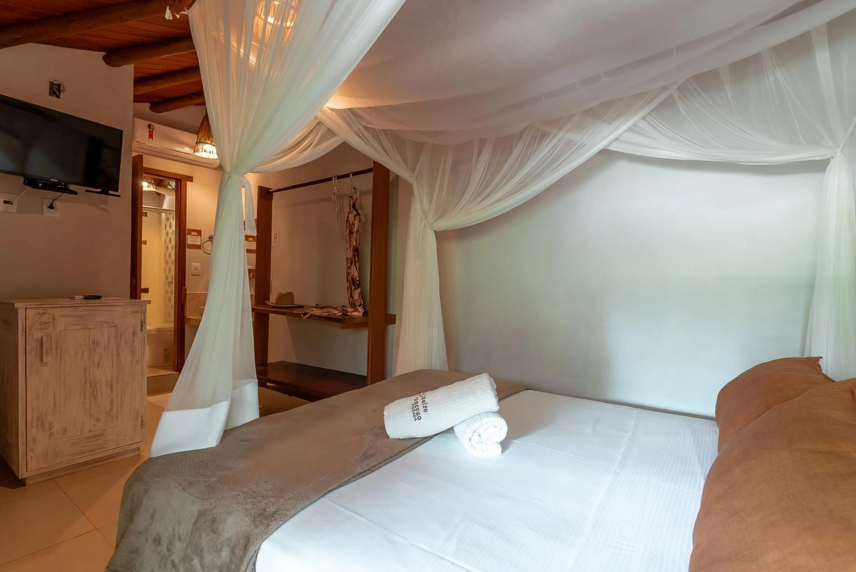 Photo of the whole room, Bed in Pousada Cajueiro Trancoso