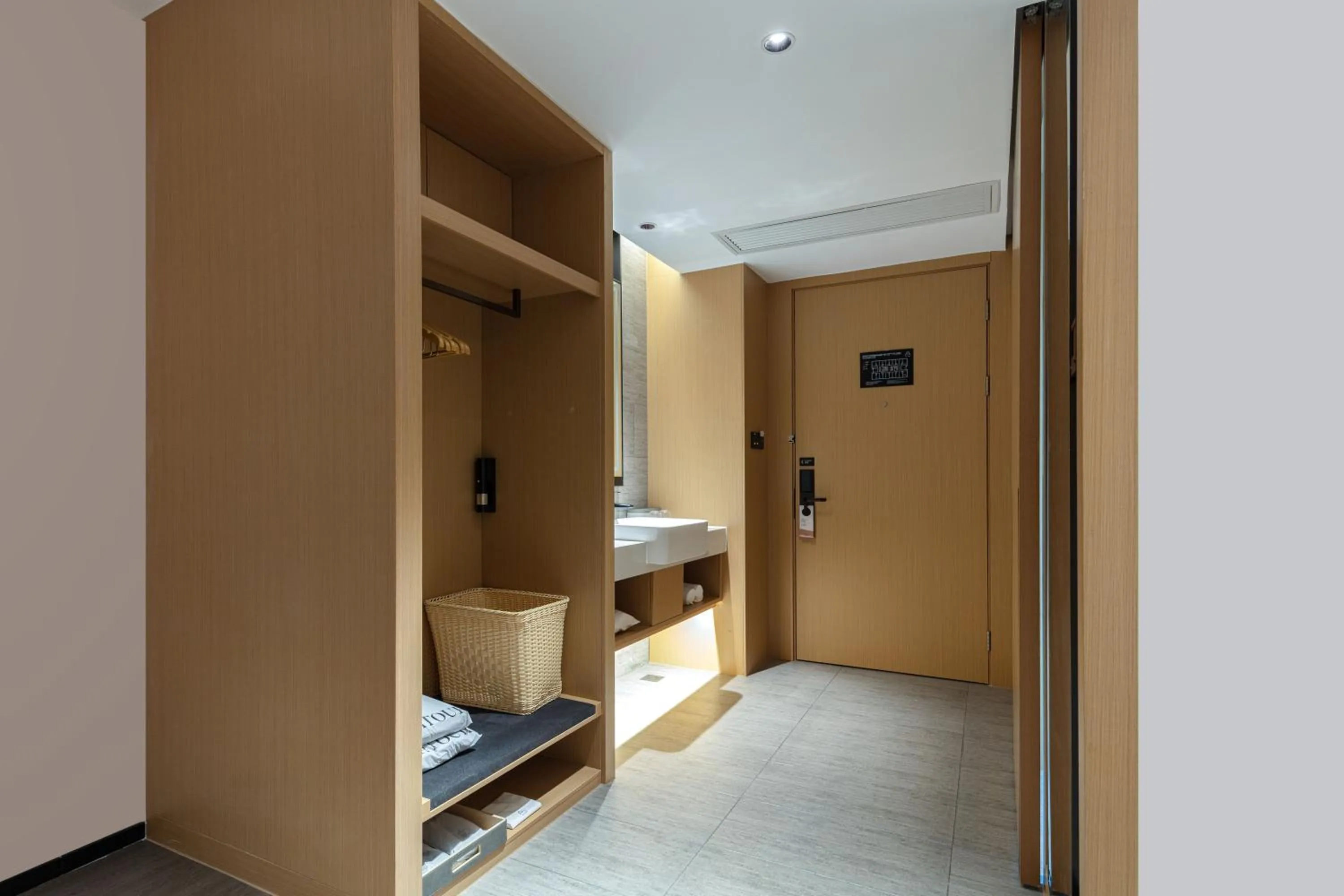 wardrobe in Atour Hotel Hangzhou Binjiang Binwen Road