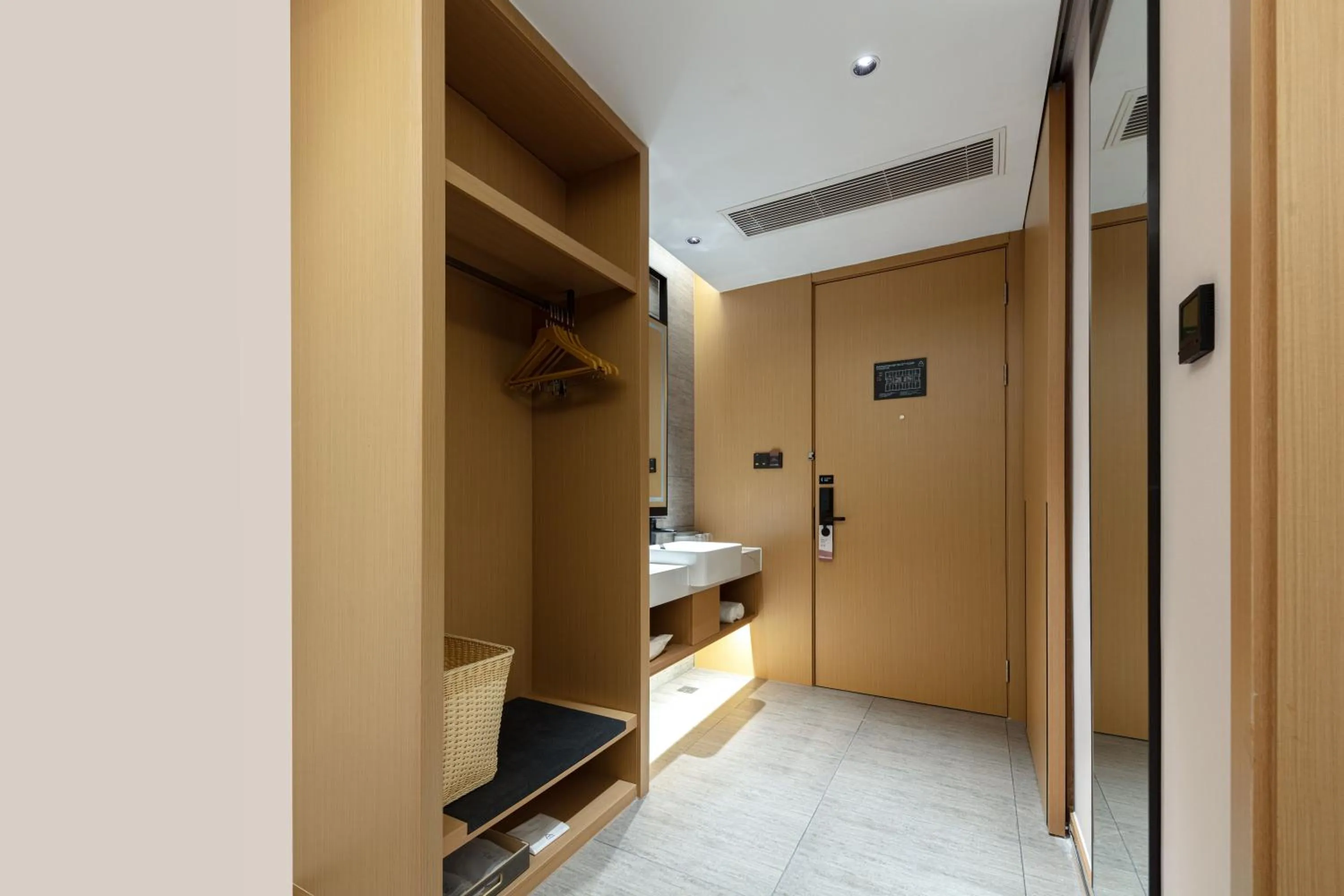 wardrobe in Atour Hotel Hangzhou Binjiang Binwen Road