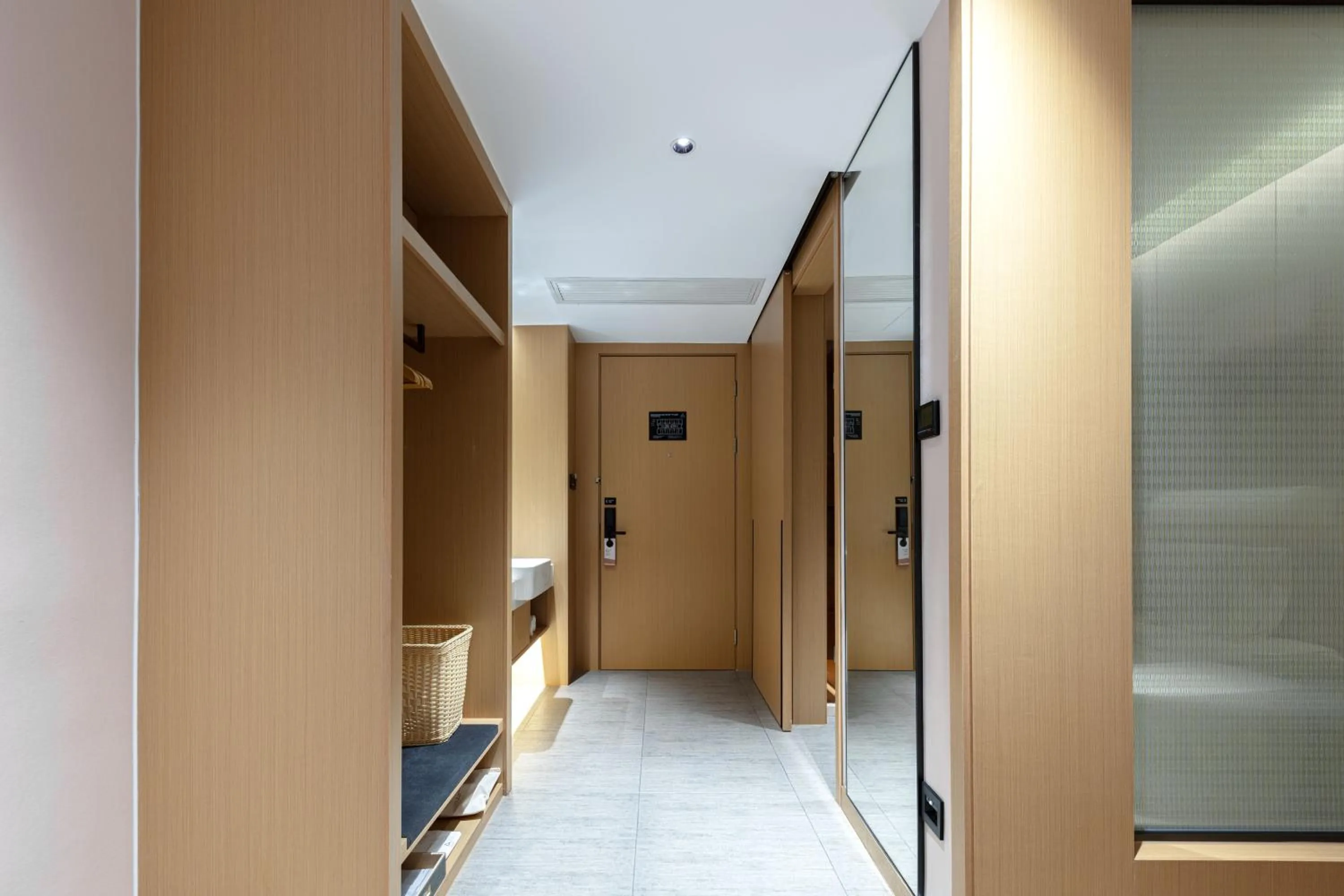 wardrobe in Atour Hotel Hangzhou Binjiang Binwen Road