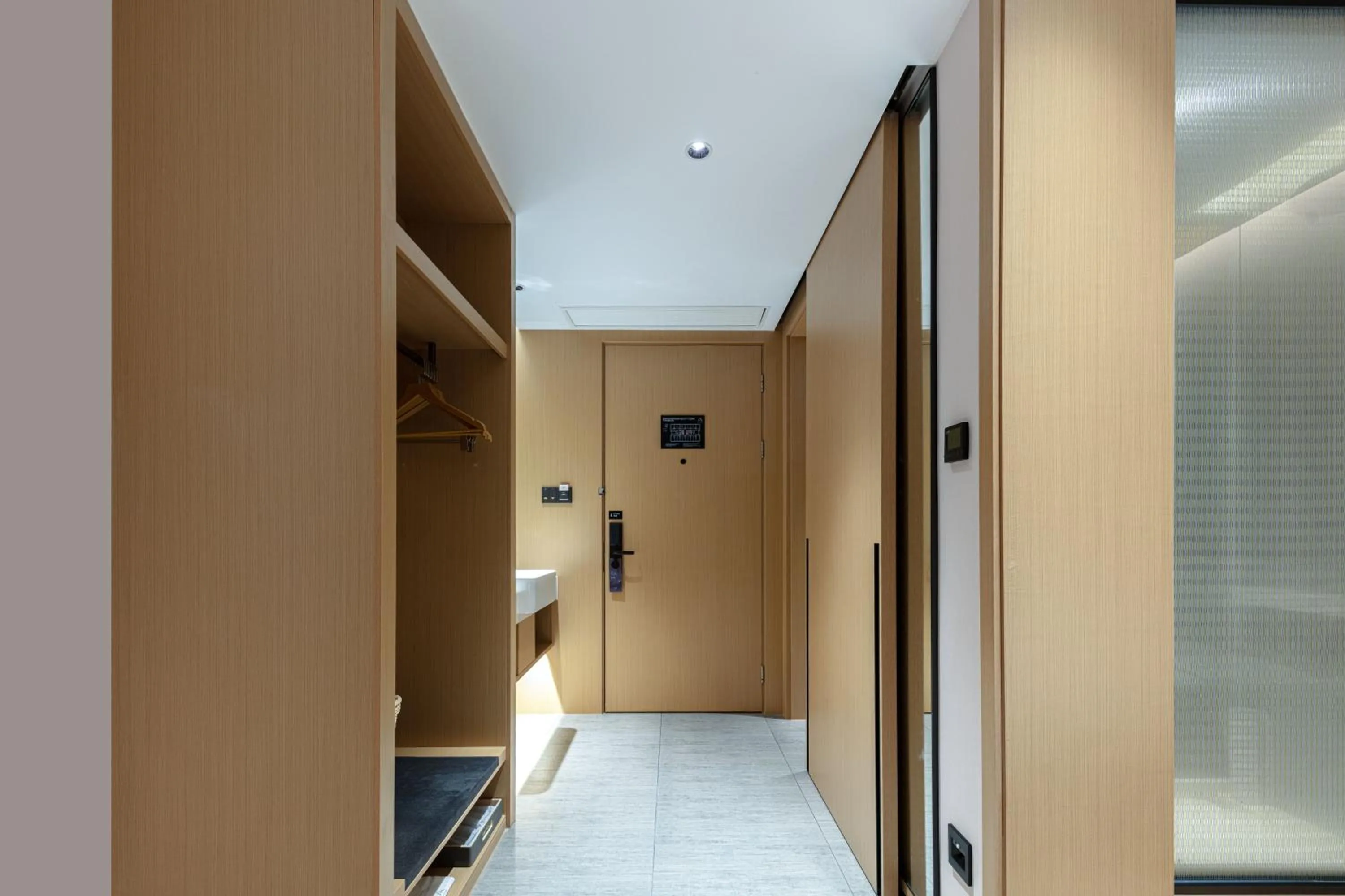 wardrobe in Atour Hotel Hangzhou Binjiang Binwen Road