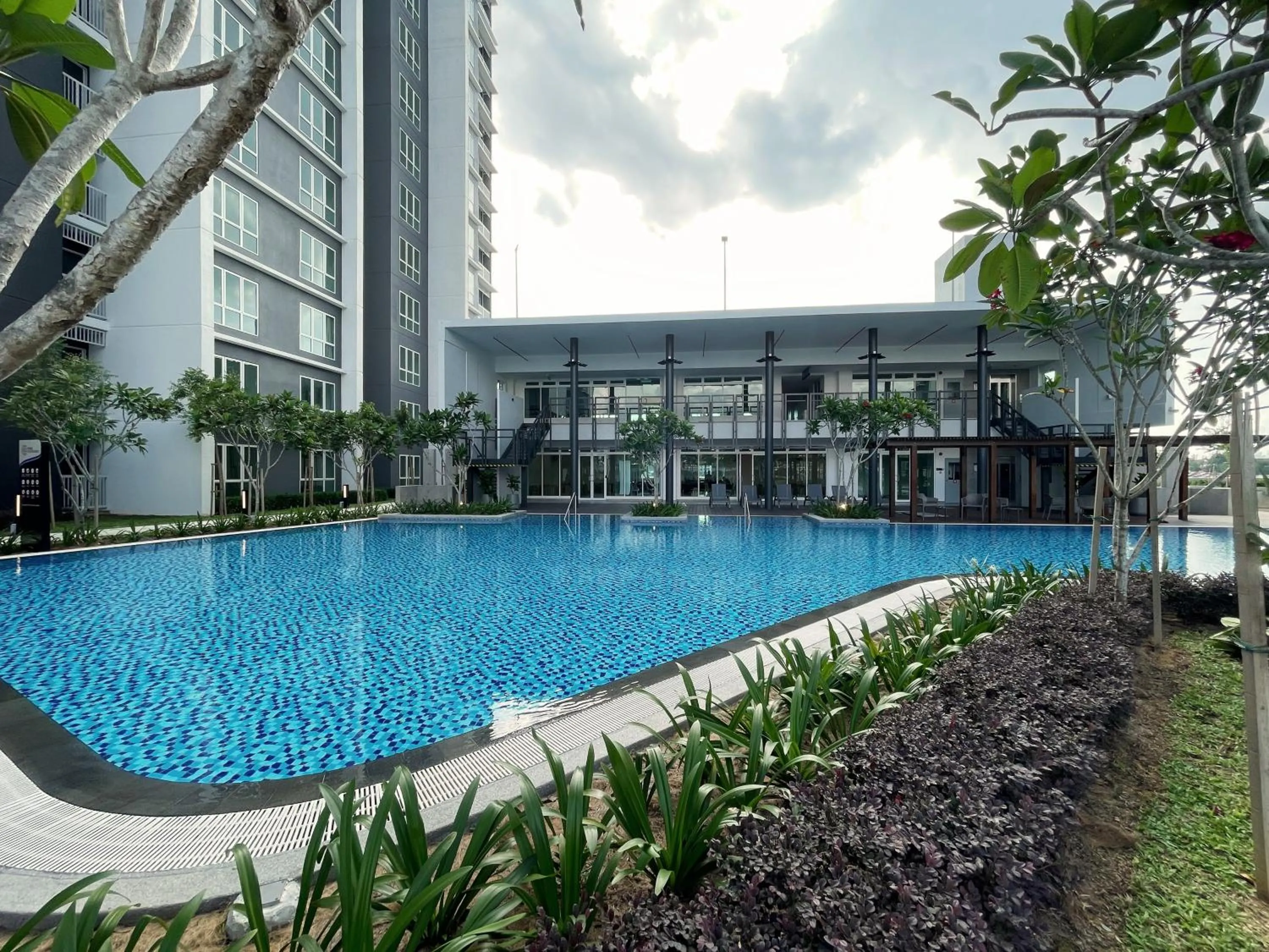 Property building in 121 Residences by The Homez Near One Utama, Starling Mall, Atria