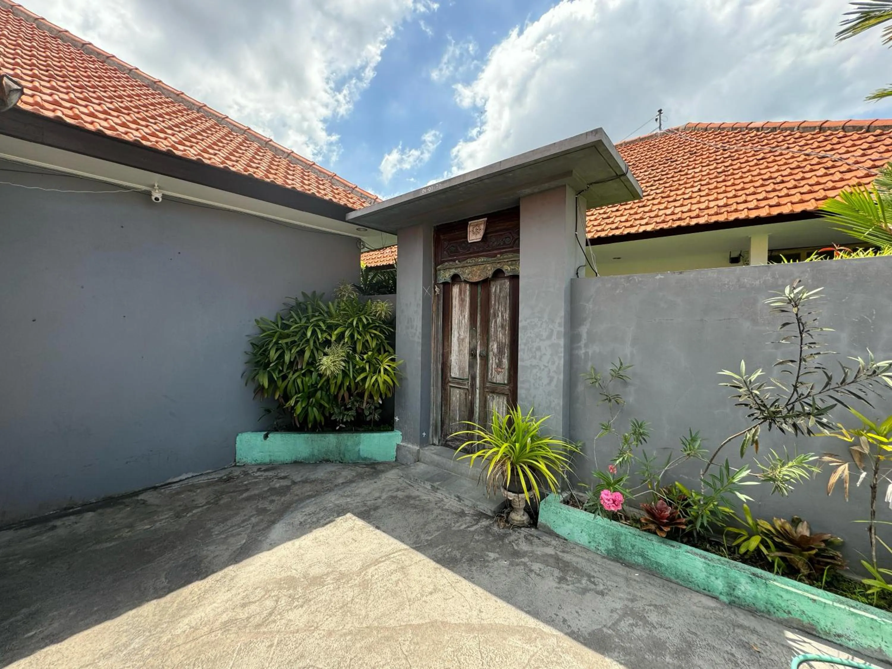 Parking in D'carik Surf & Stay