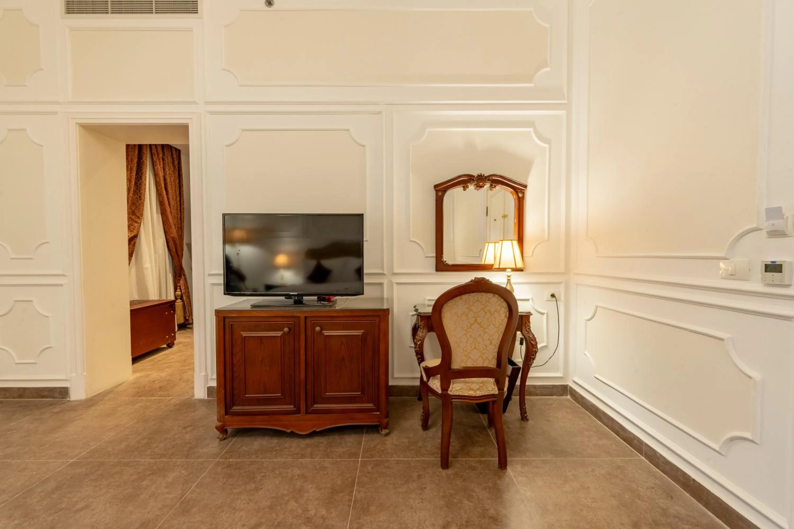 TV and multimedia in Maison Maxim De Lesseps