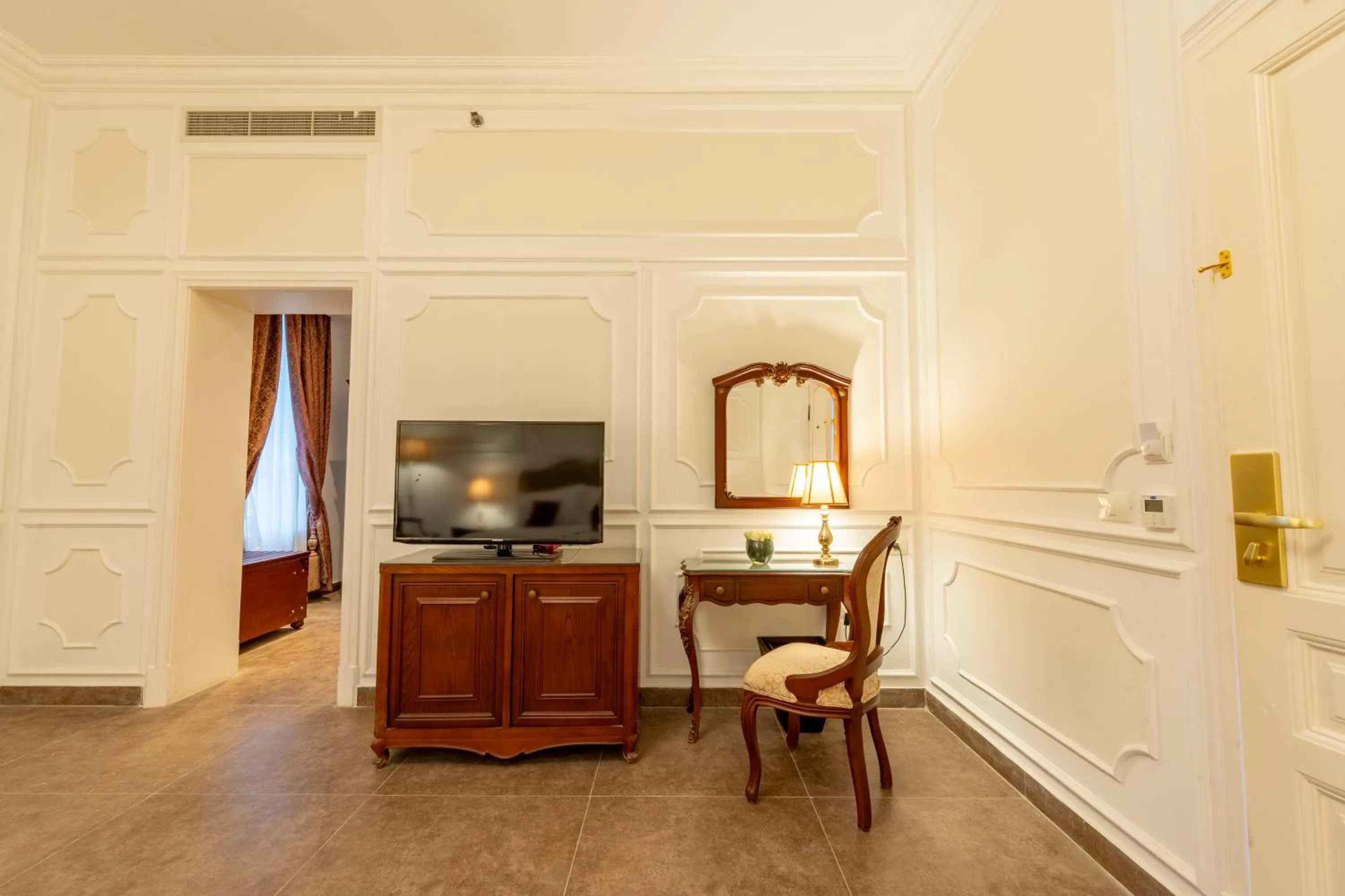 TV and multimedia in Maison Maxim De Lesseps