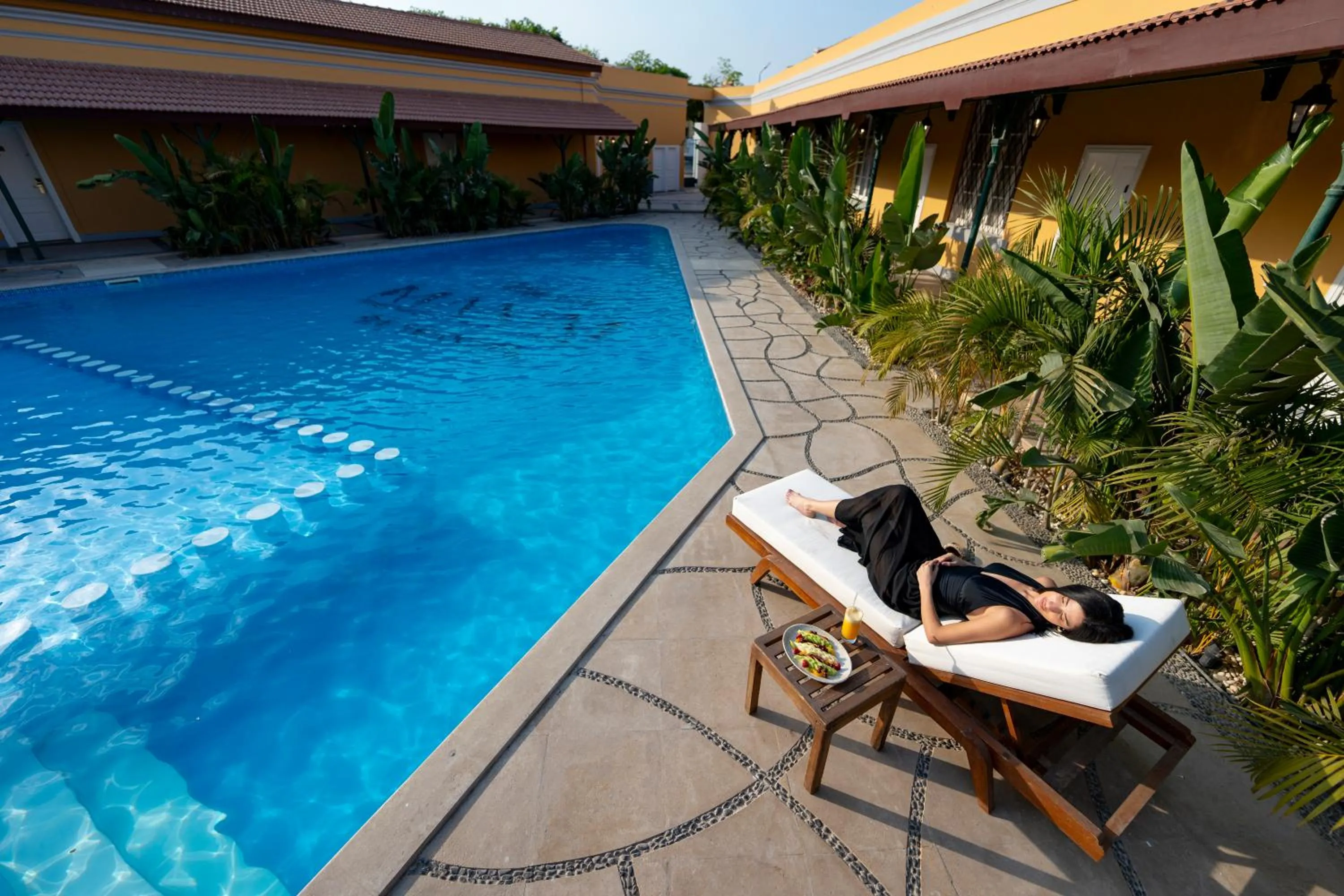 Day in Maison Maxim De Lesseps