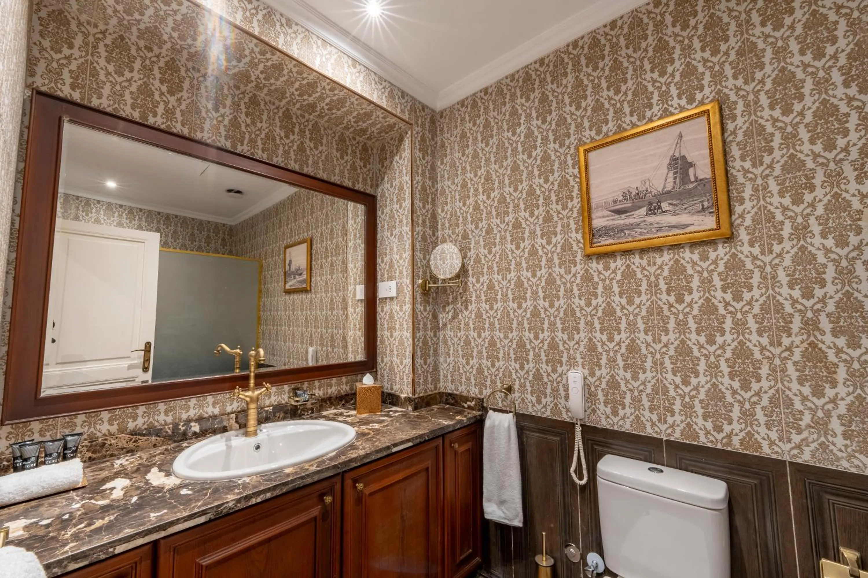 Toilet in Maison Maxim De Lesseps