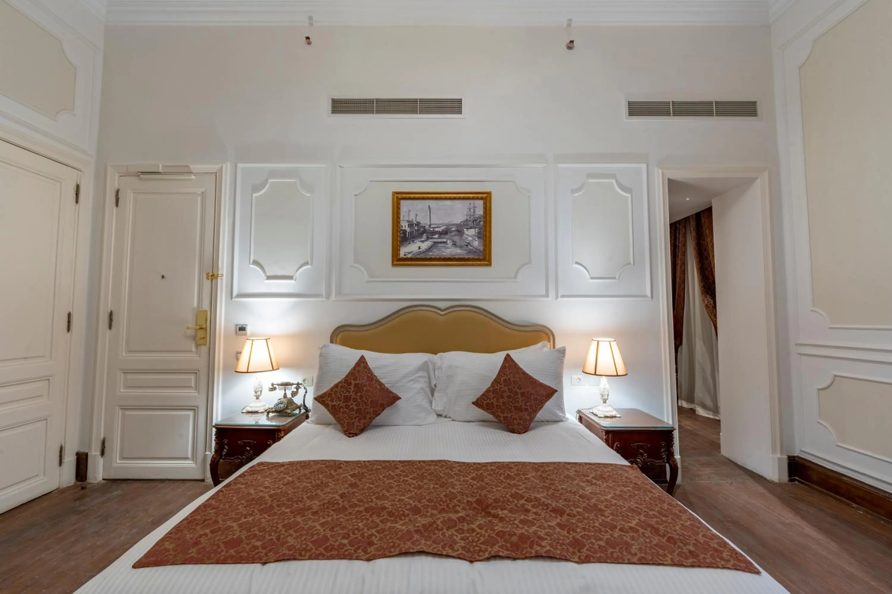 Bed in Maison Maxim De Lesseps