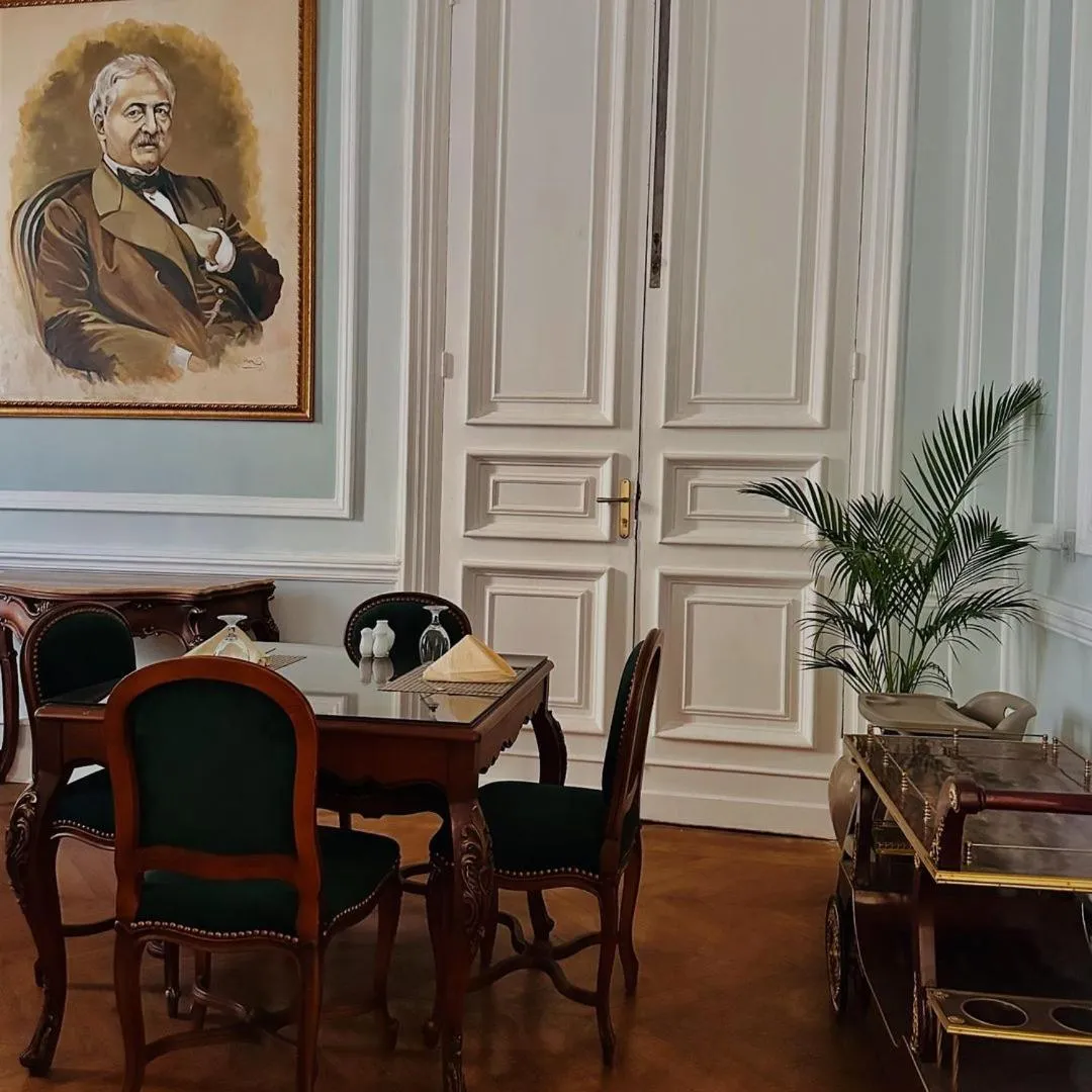 Restaurant/places to eat in Maison Maxim De Lesseps