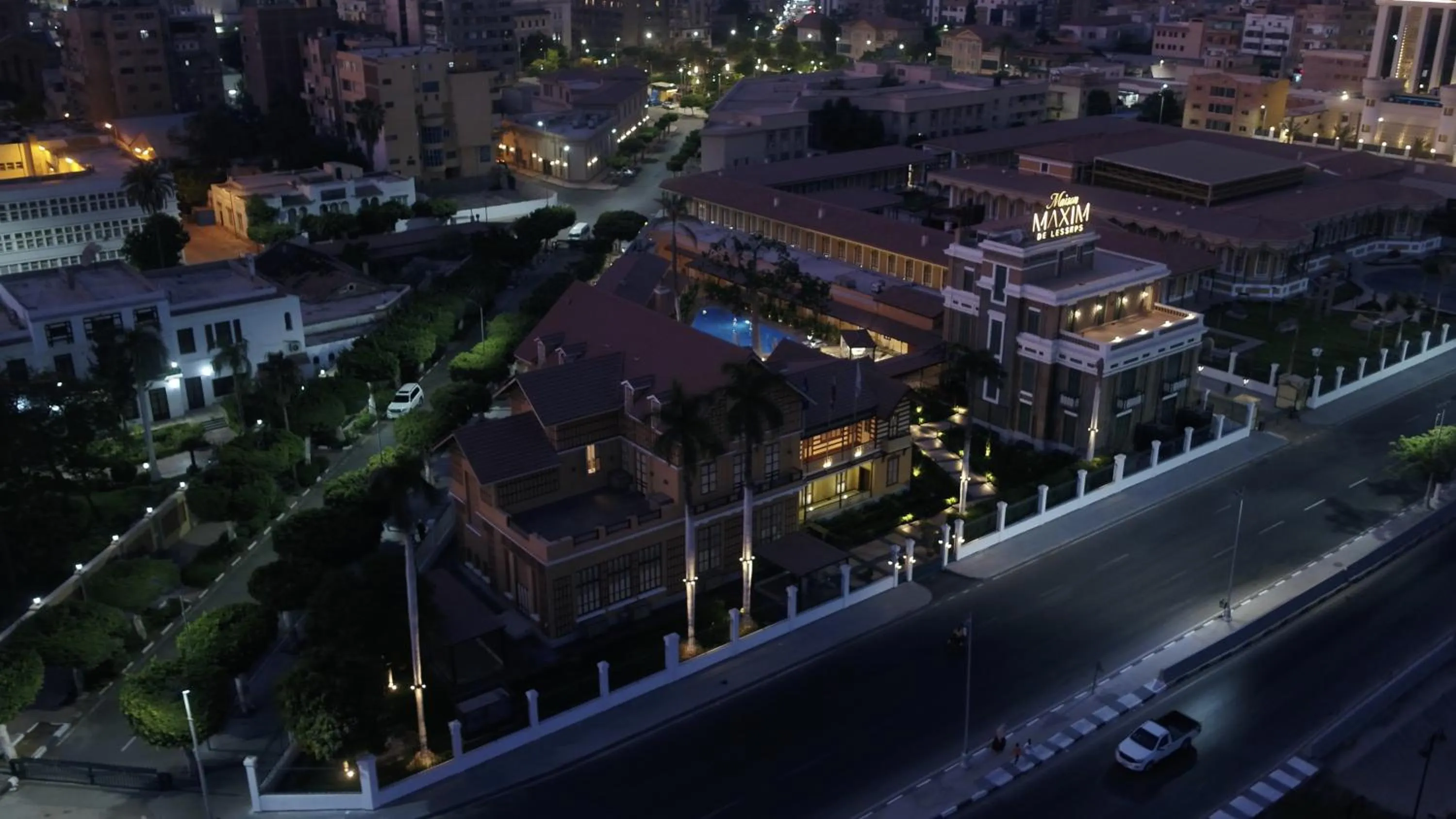 Night in Maison Maxim De Lesseps