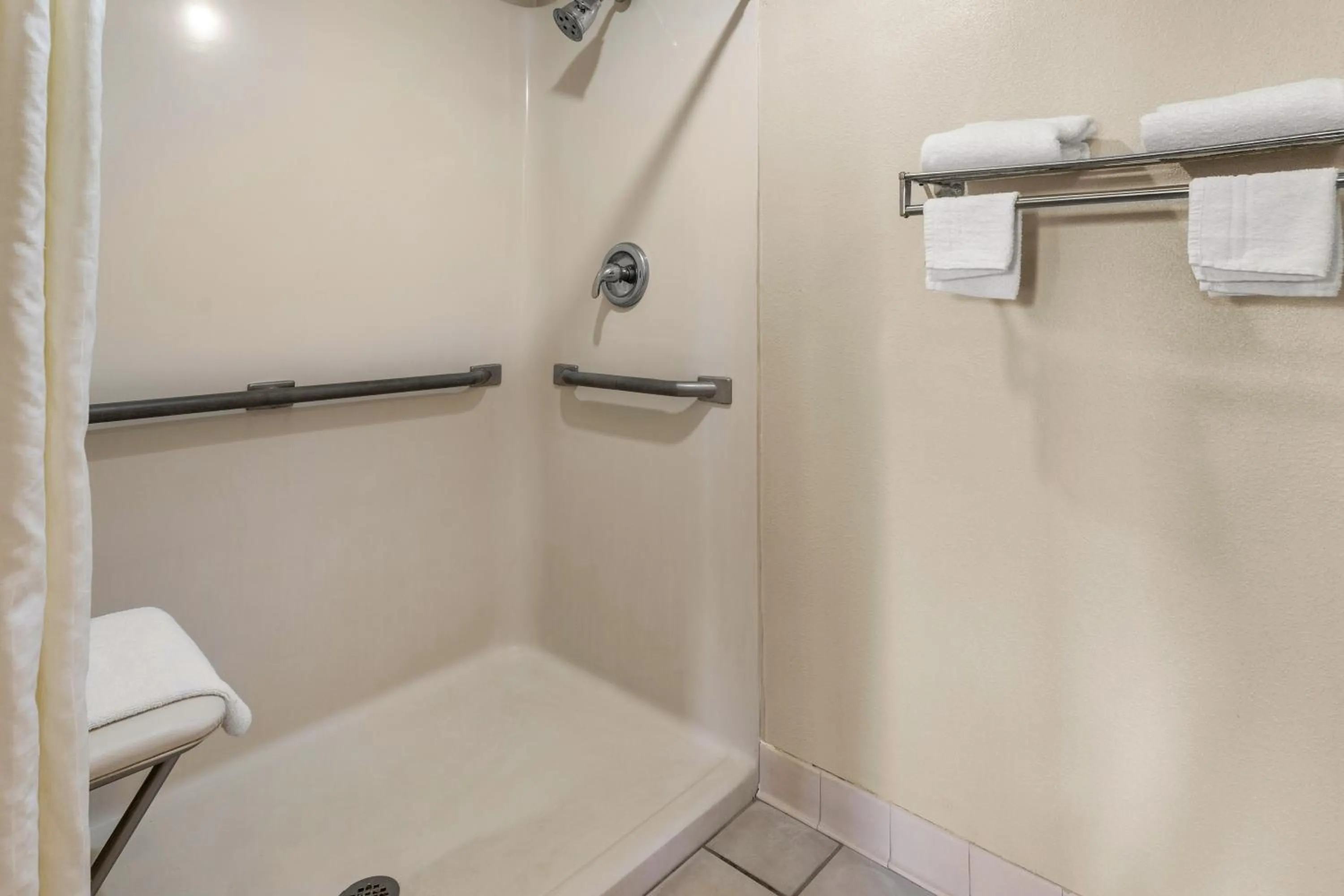 Shower in Americas Best Value Inn-Montezuma