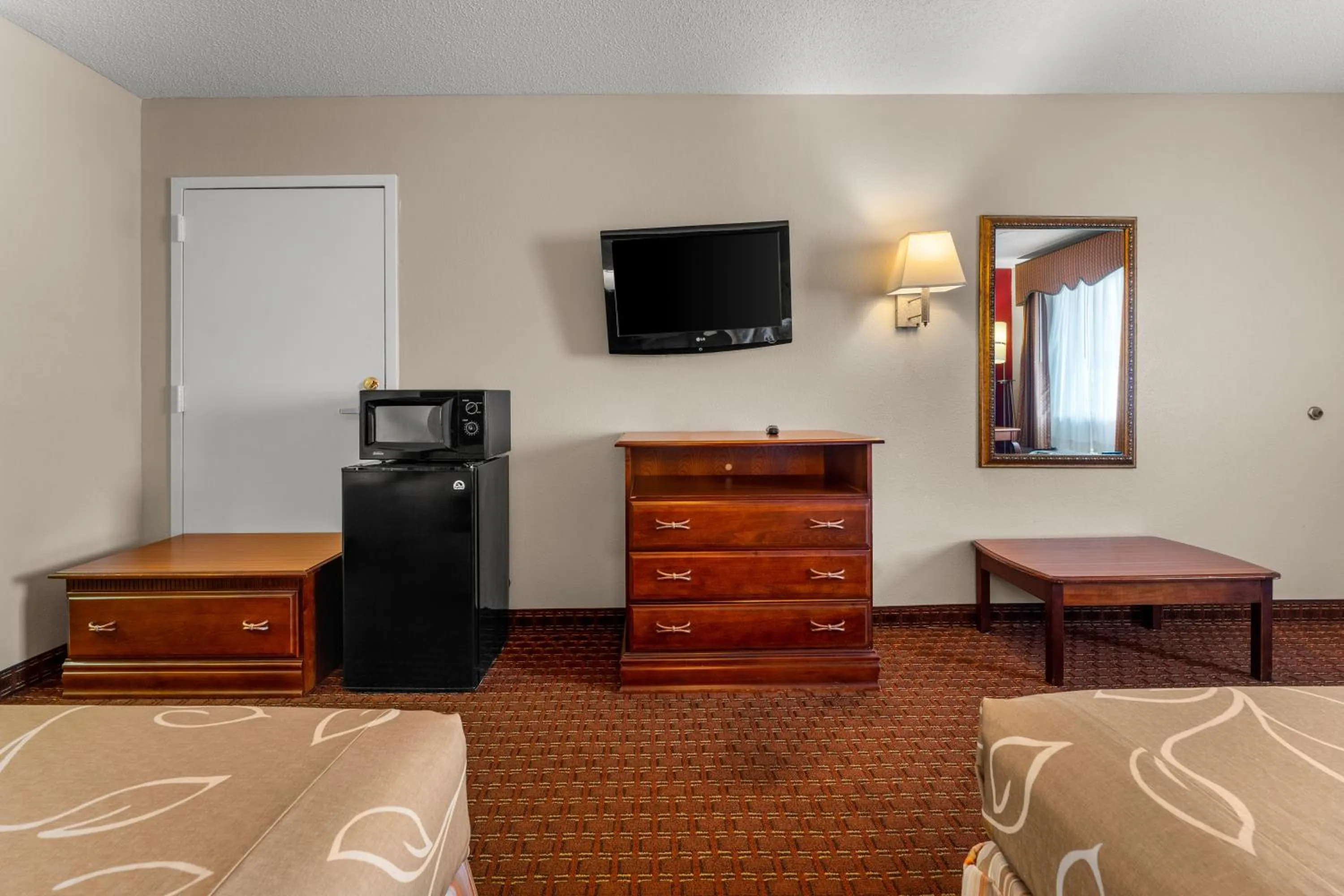 Bed in Americas Best Value Inn-Montezuma