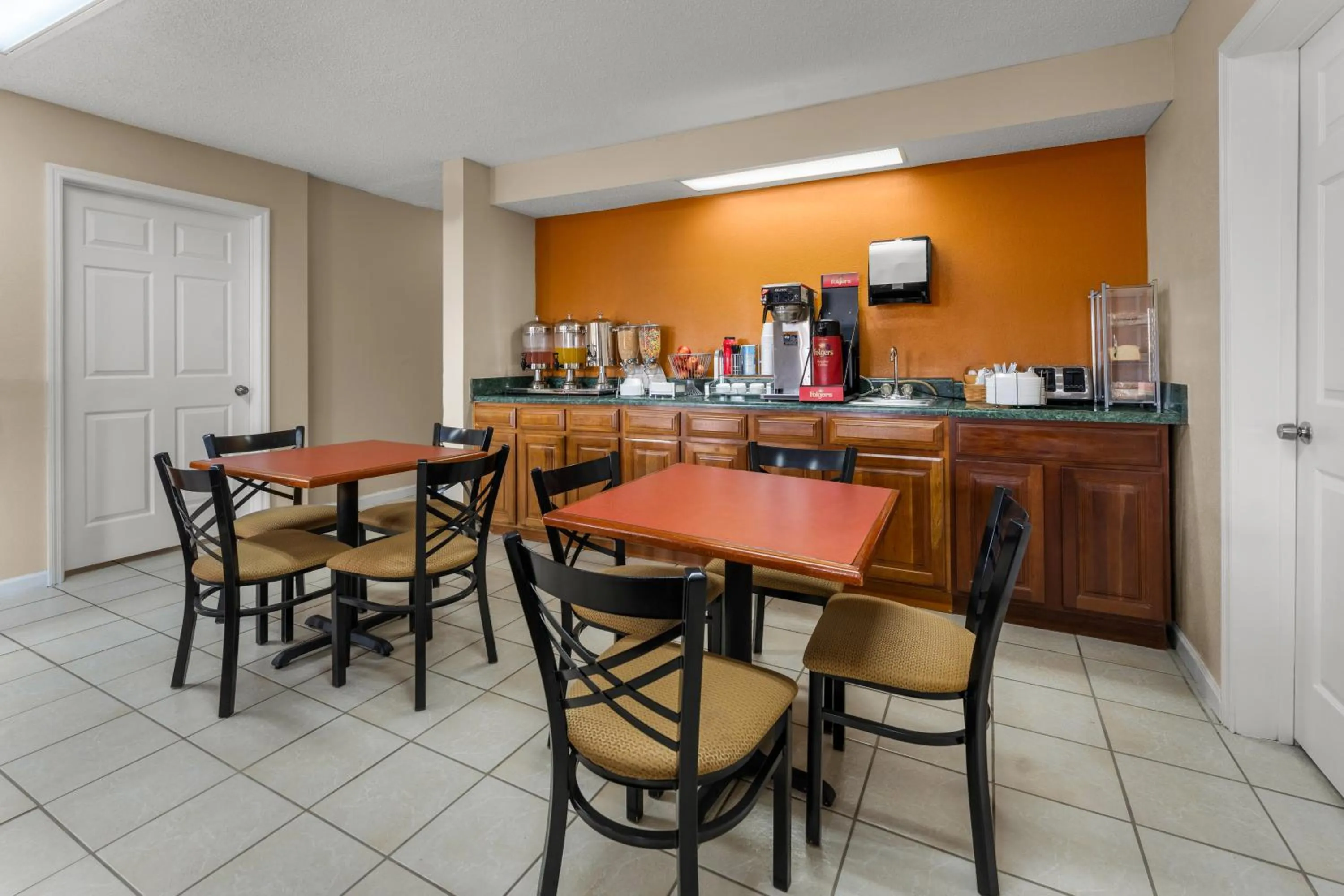 Coffee/tea facilities in Americas Best Value Inn-Montezuma