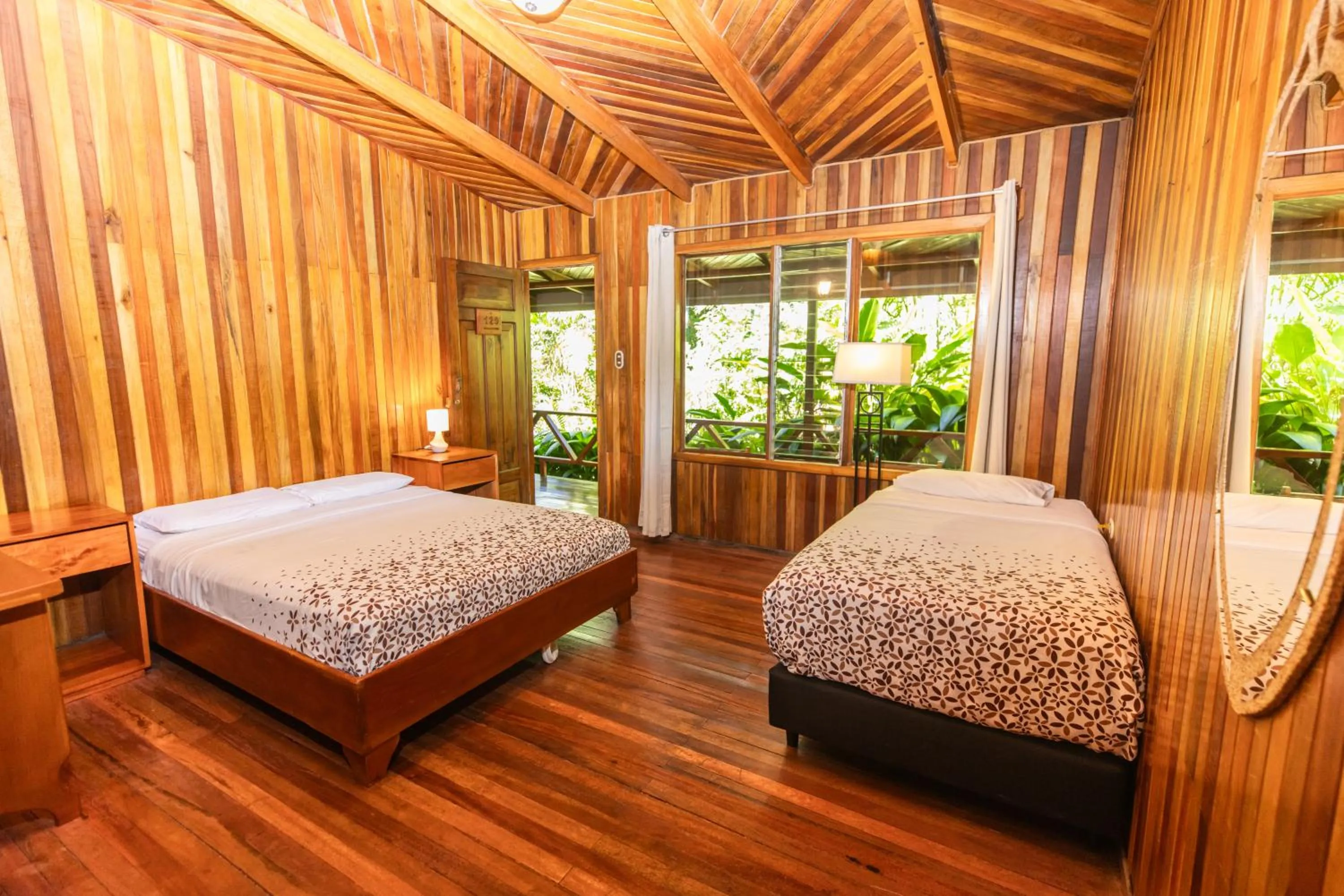 Bed in Jaguarundi Jungle Lodge - Monteverde