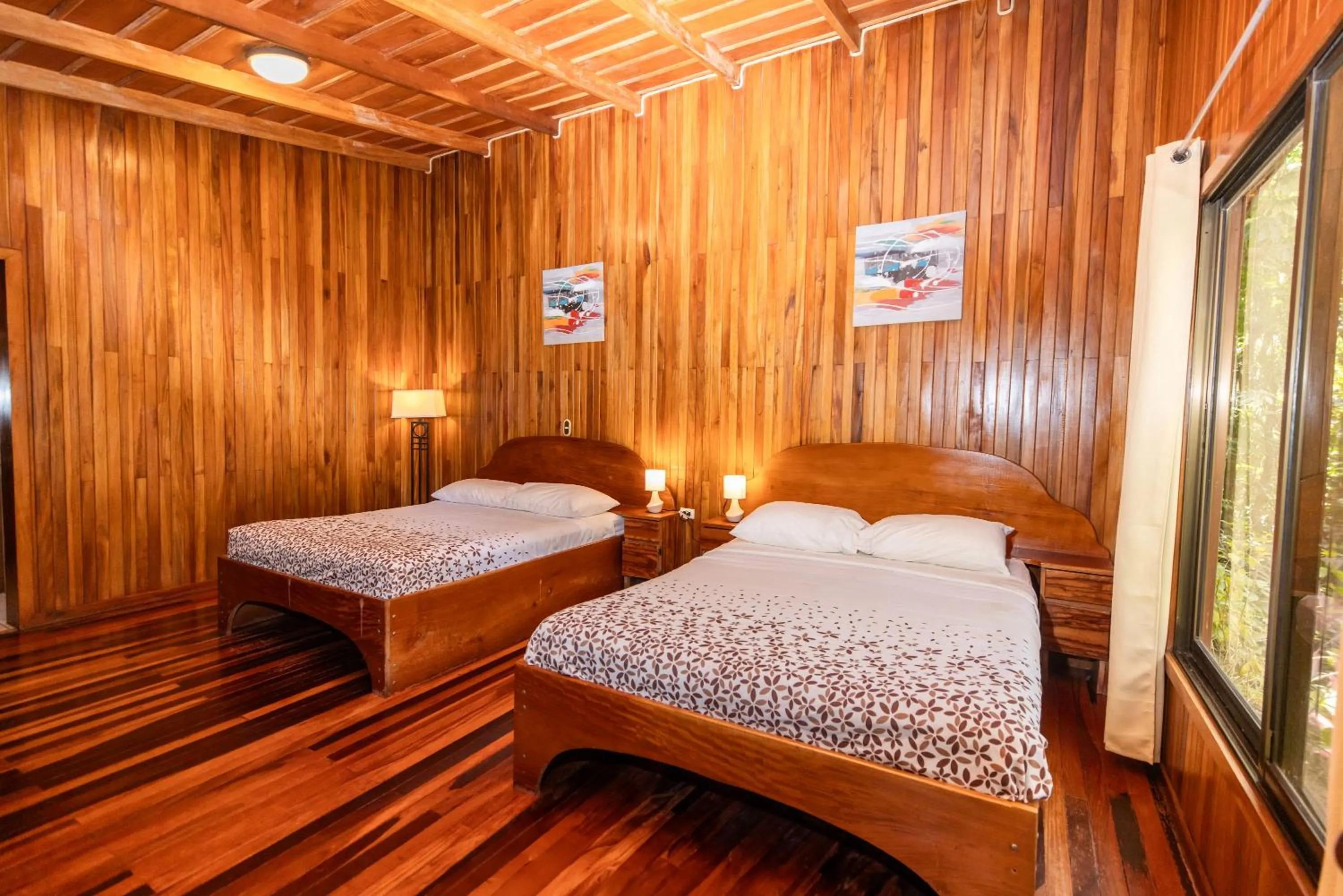 Bed in Jaguarundi Jungle Lodge - Monteverde