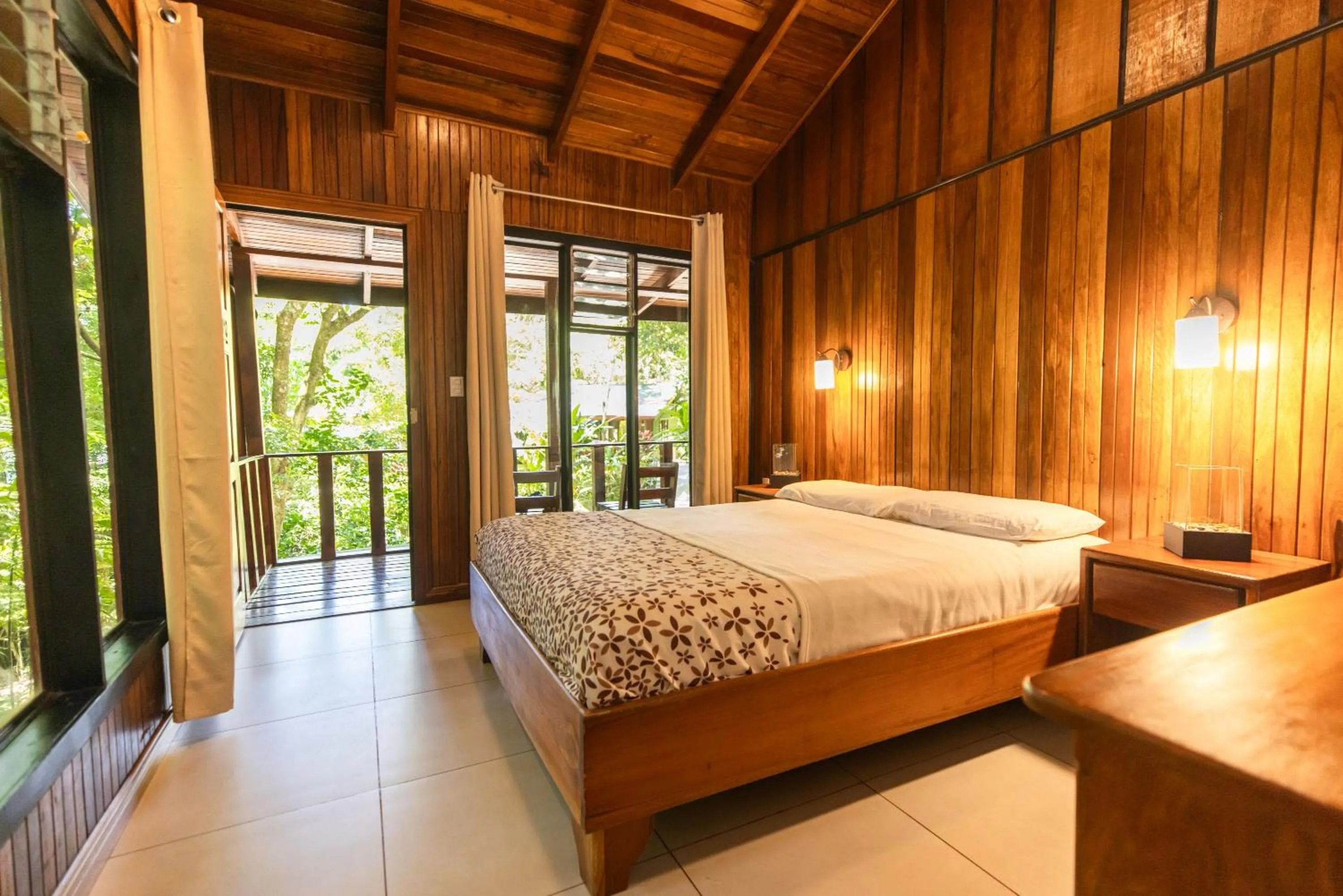 Bed in Jaguarundi Jungle Lodge - Monteverde