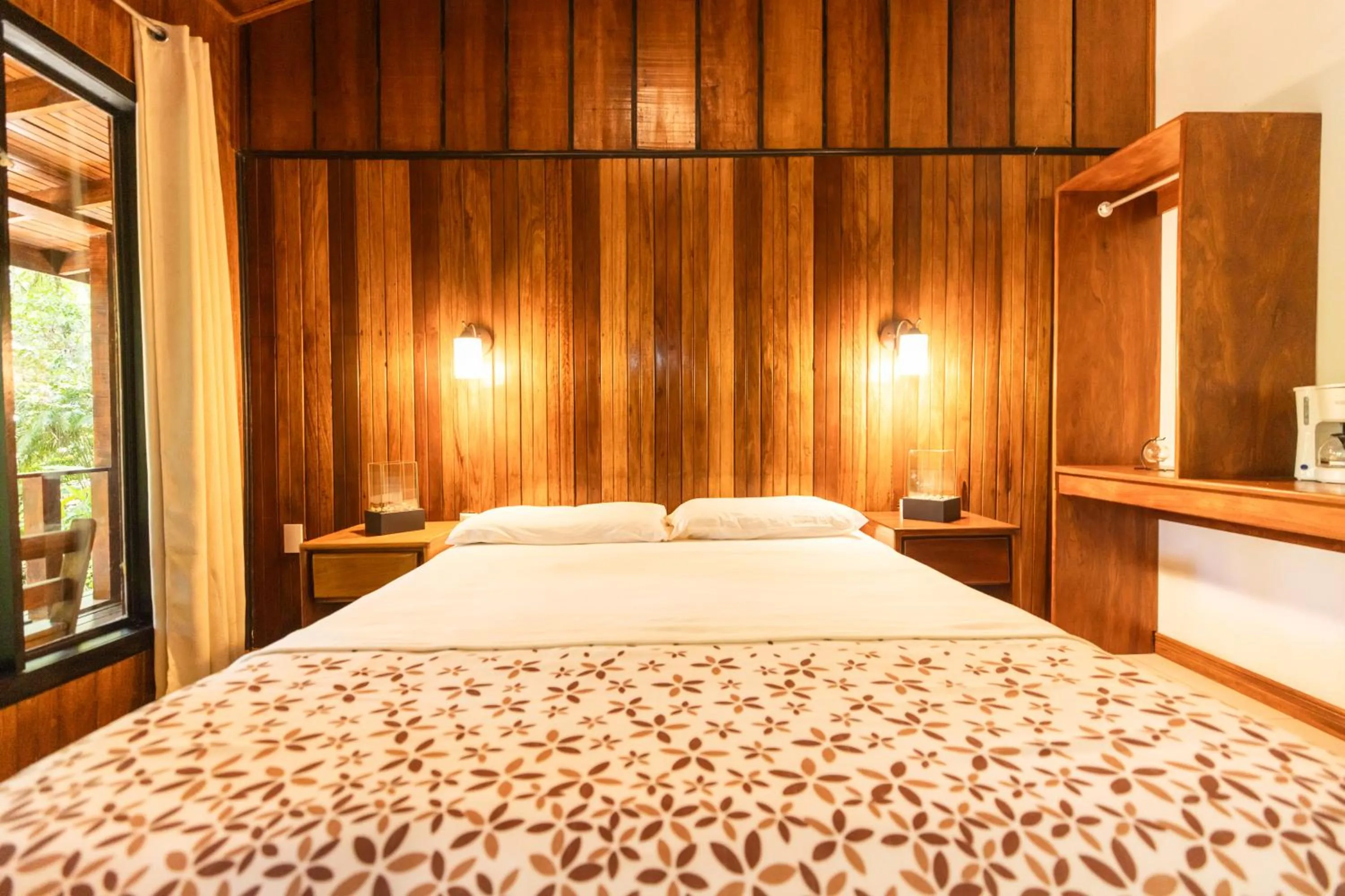 Bed in Jaguarundi Jungle Lodge - Monteverde