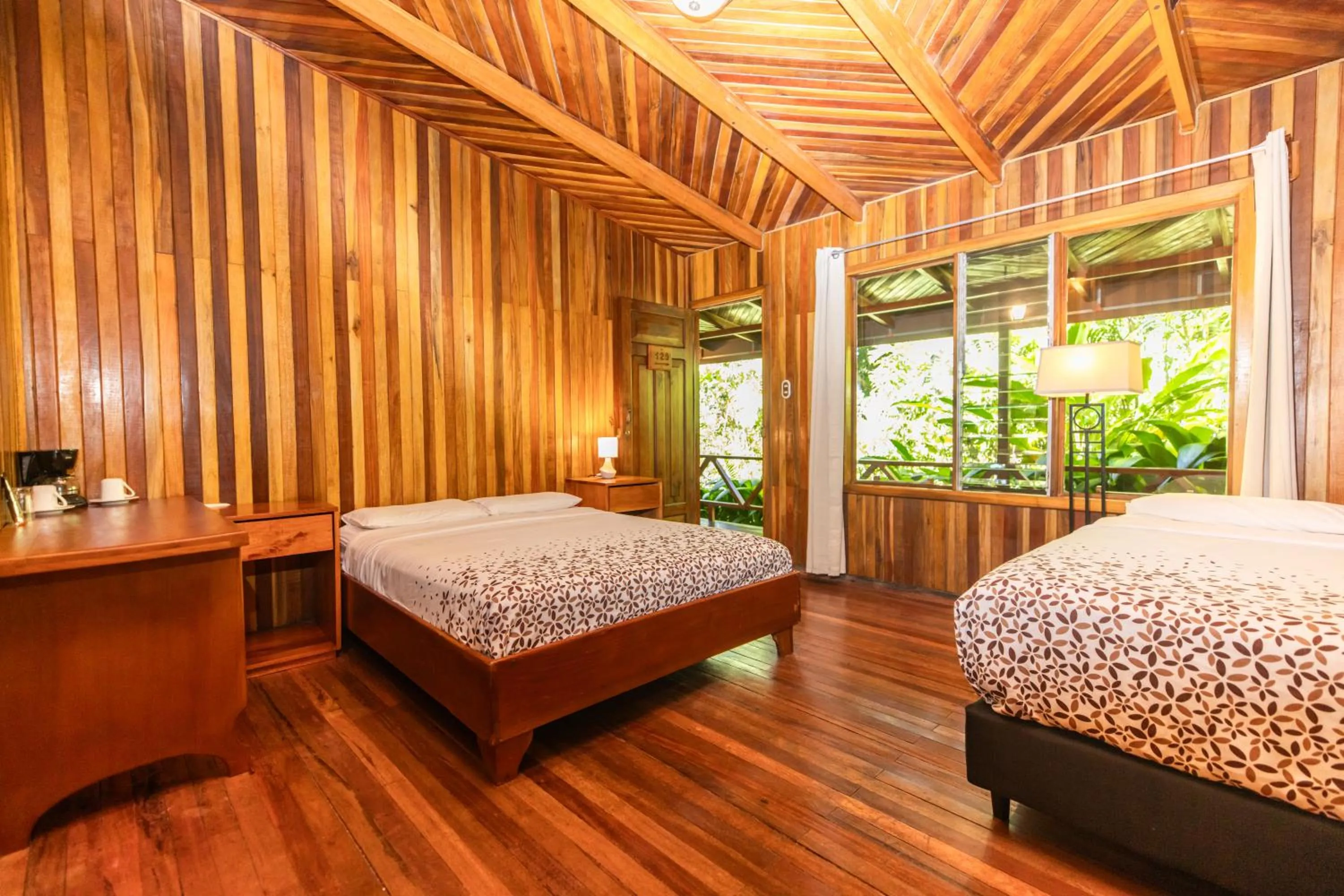 Bed in Jaguarundi Jungle Lodge - Monteverde