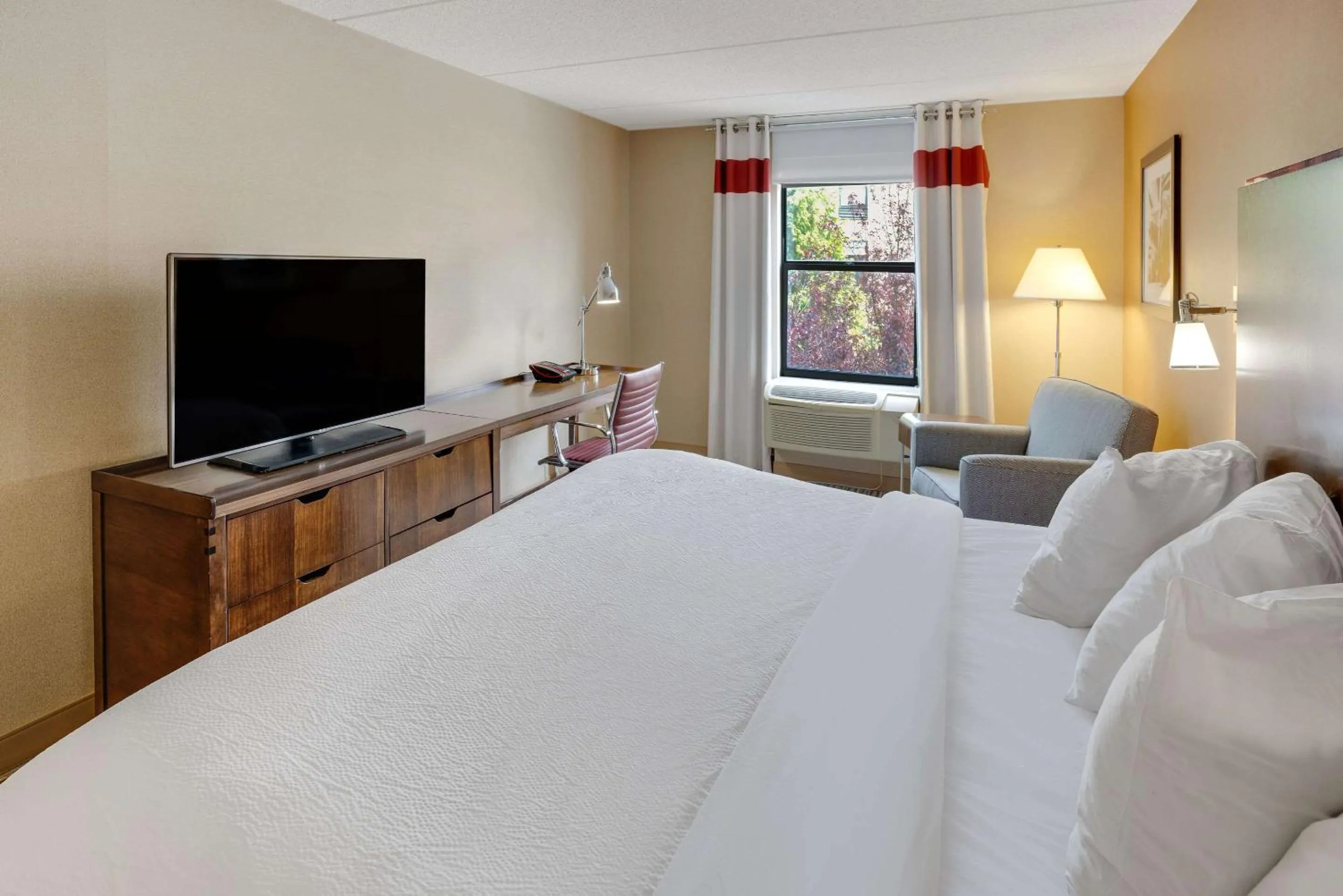 Bedroom, Bed in The Crossroads Hotel - Newburgh