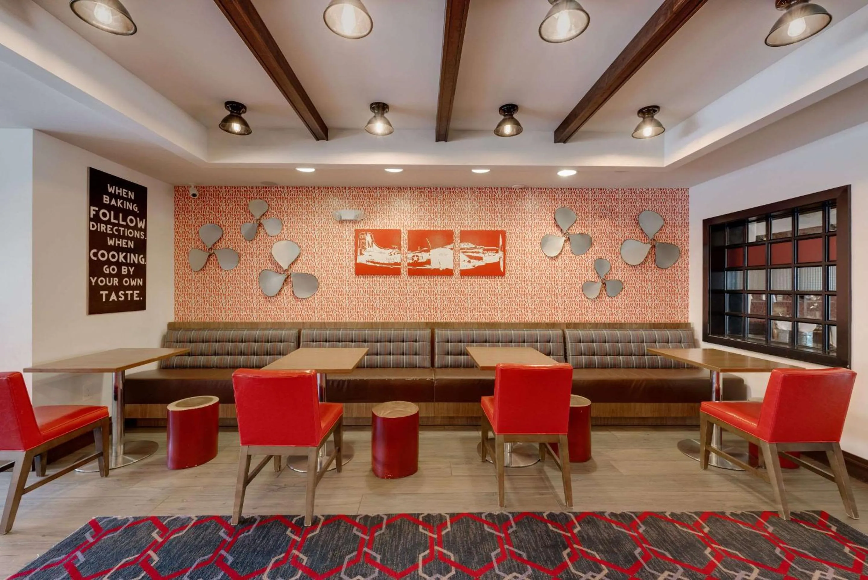 Restaurant/places to eat in The Crossroads Hotel - Newburgh