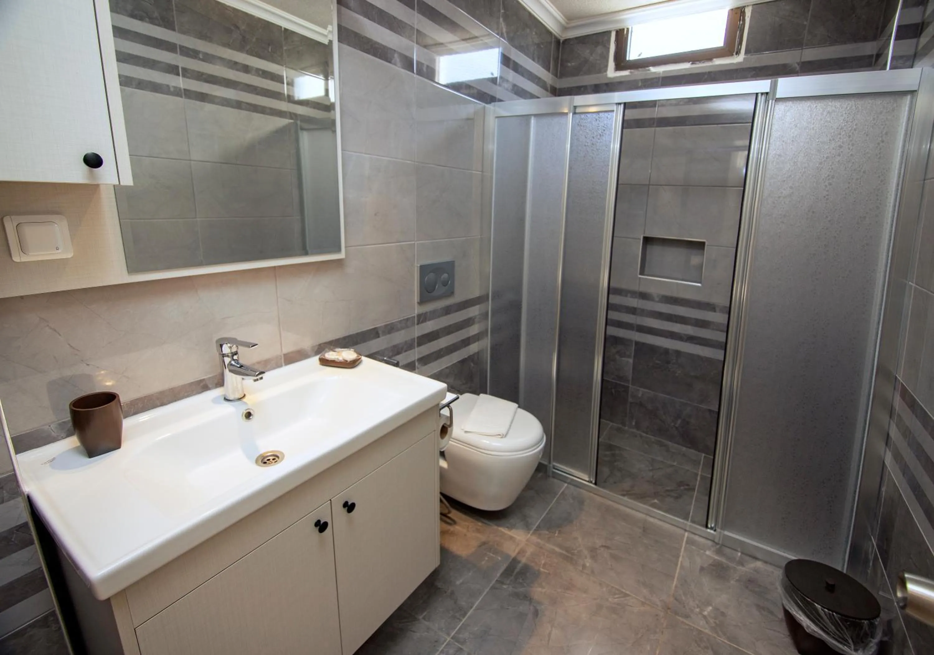 Shower in Diplomat Suites