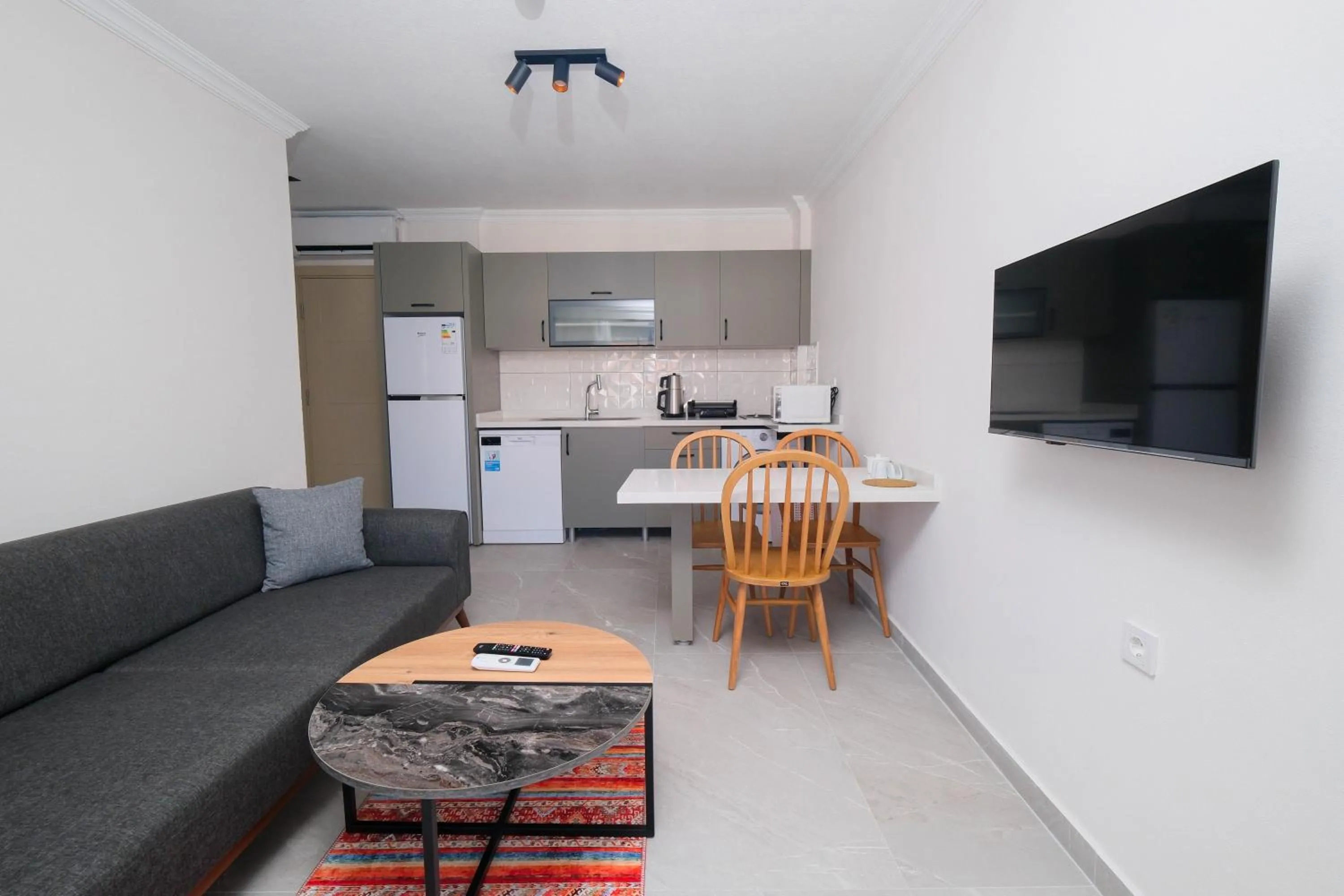 Kitchen or kitchenette in Diplomat Suites