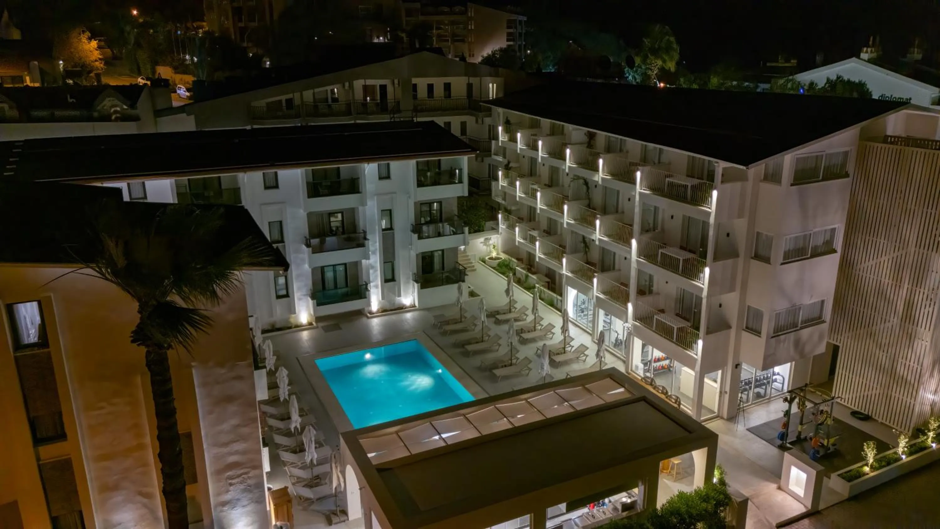 Swimming pool in Diplomat Suites