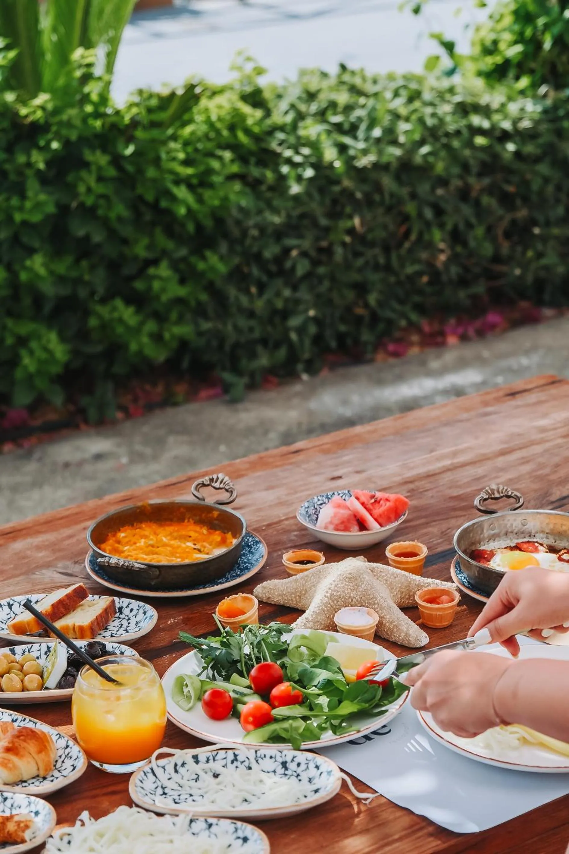 Restaurant/places to eat in Diplomat Suites