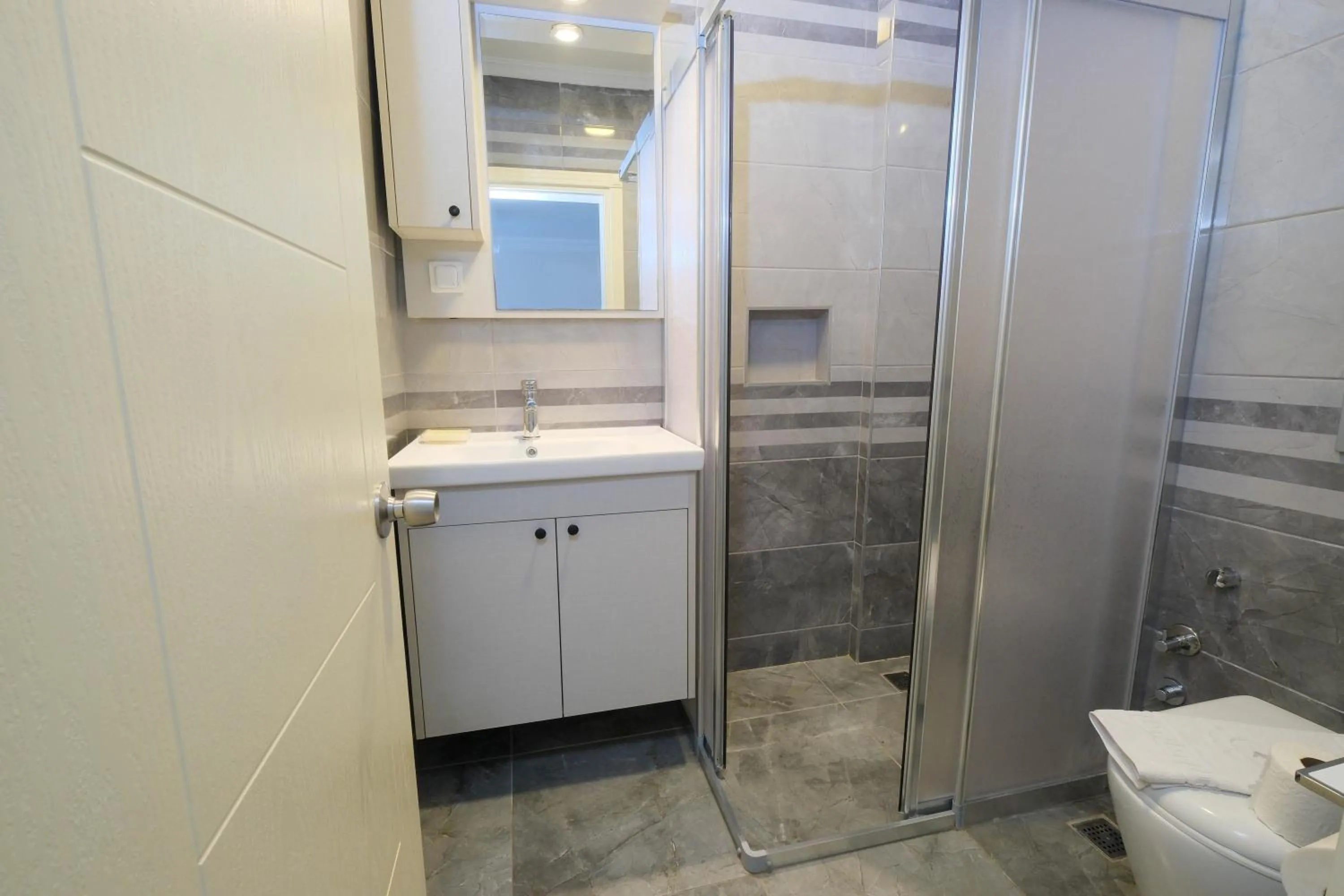 Toilet in Diplomat Suites