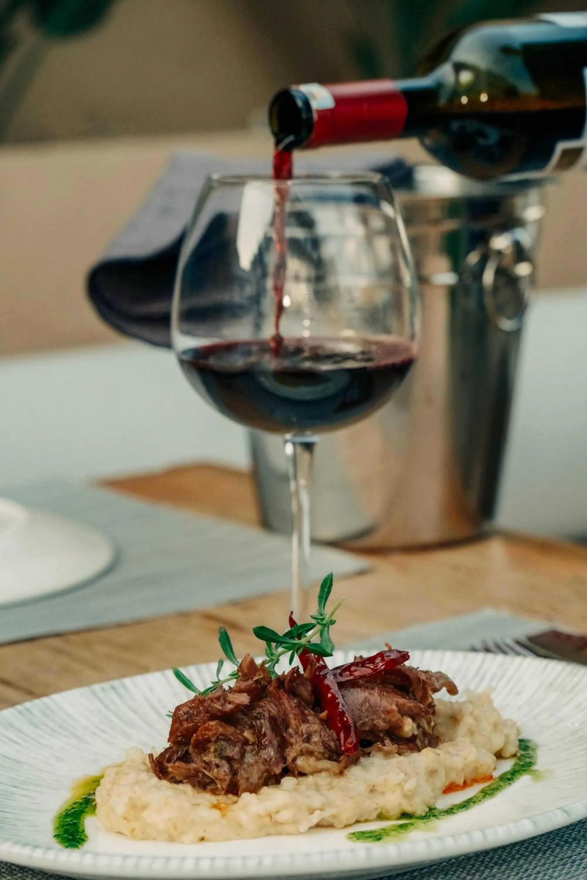 Restaurant/places to eat in Diplomat Suites