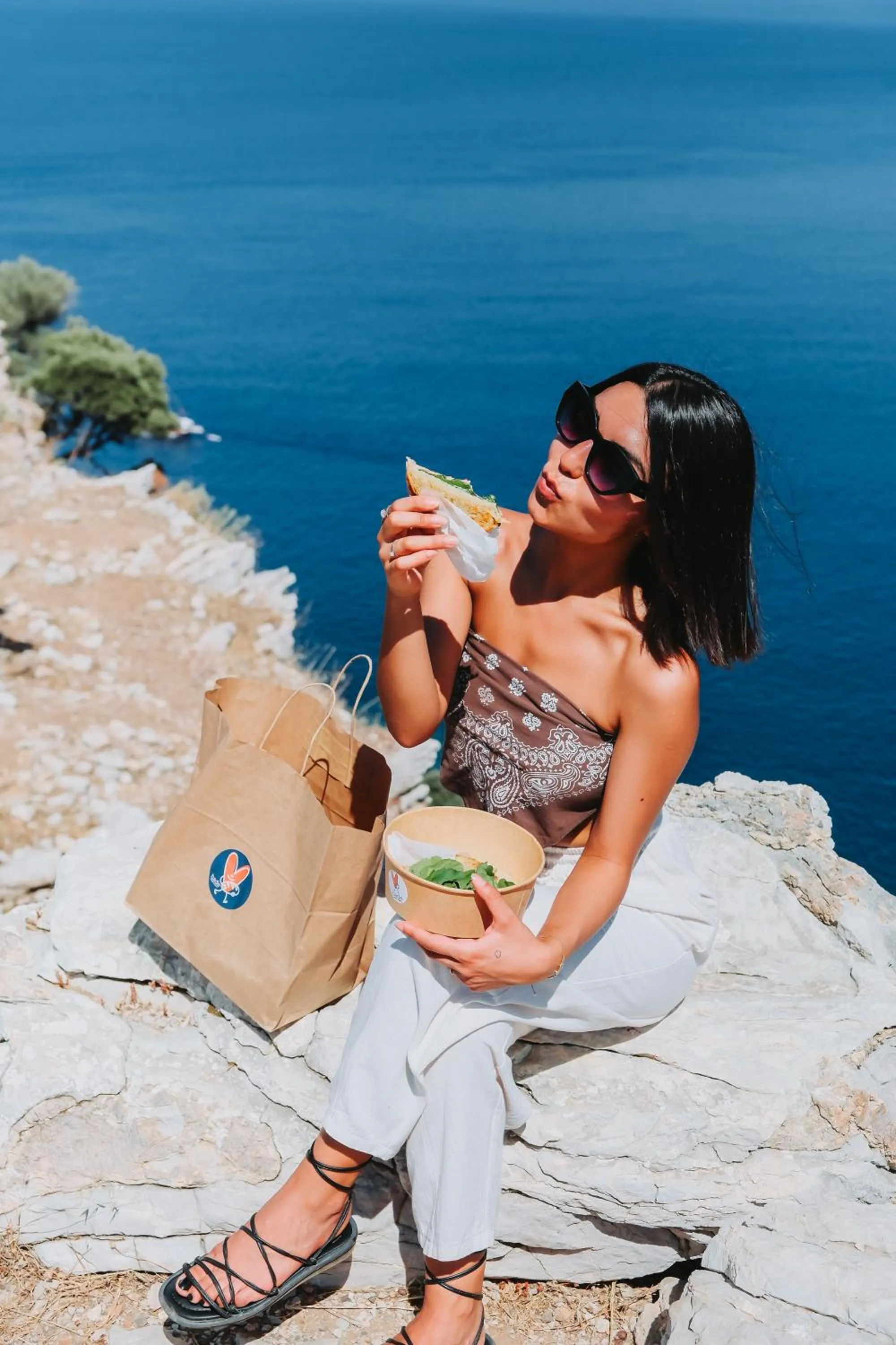Restaurant/places to eat in Diplomat Suites