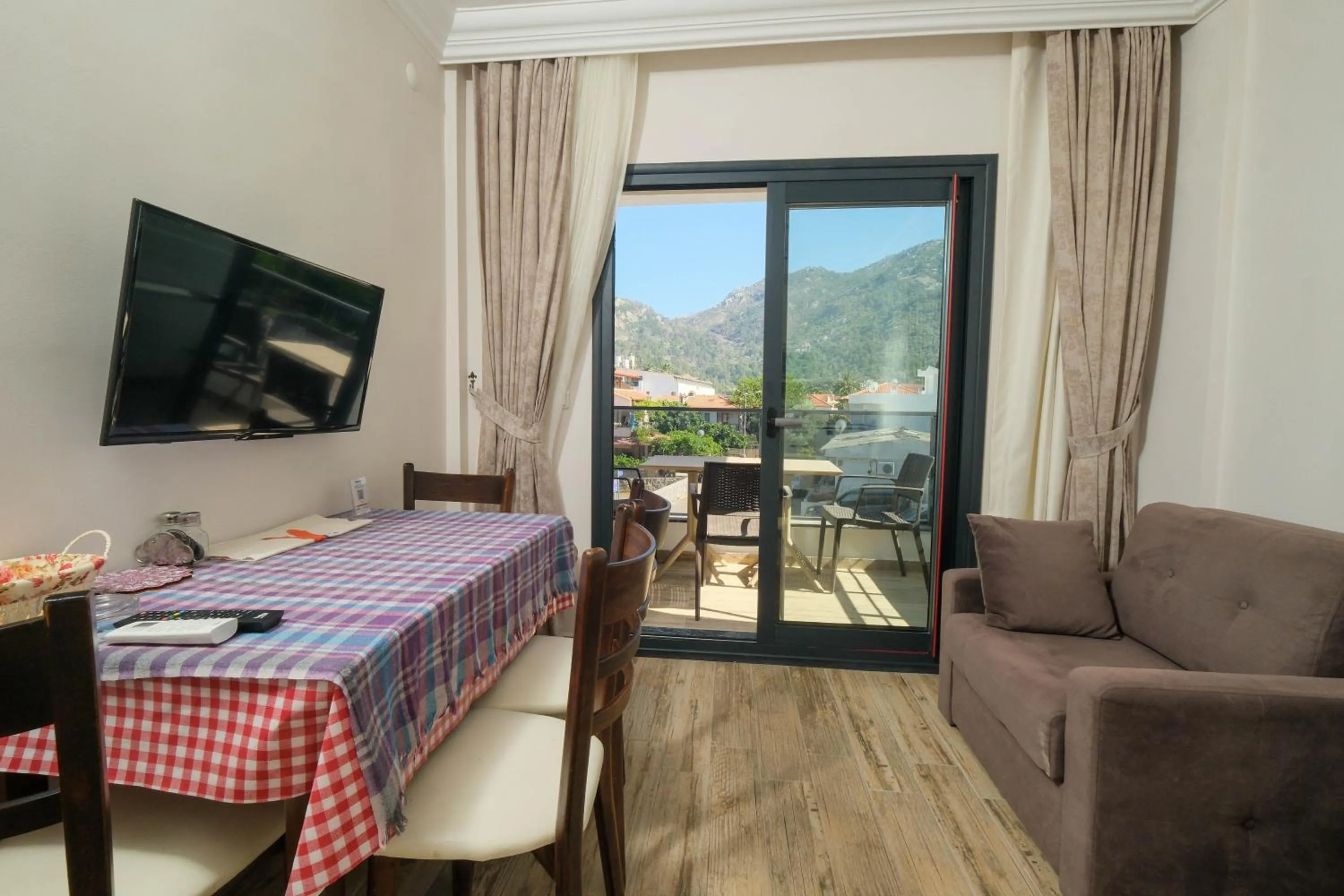 Dining area in Diplomat Suites
