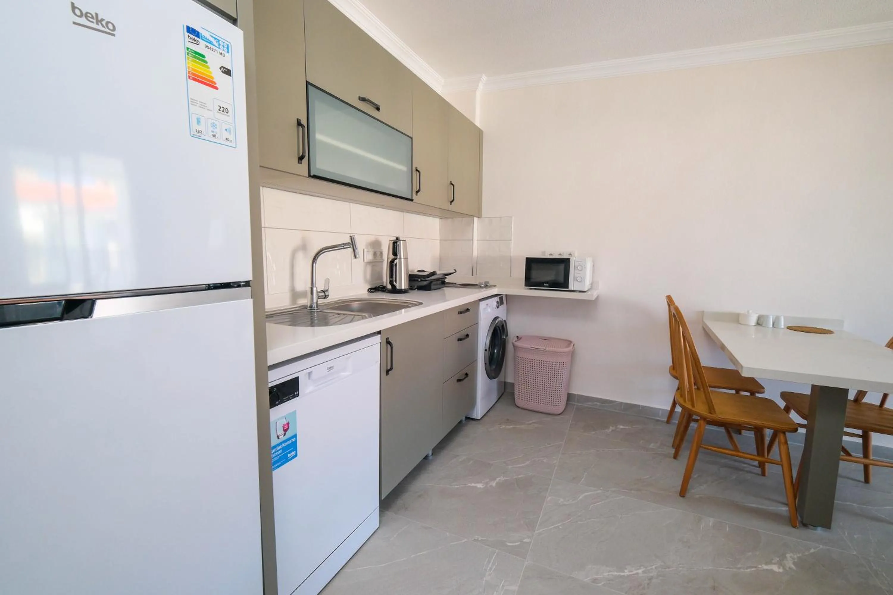 Kitchen or kitchenette in Diplomat Suites